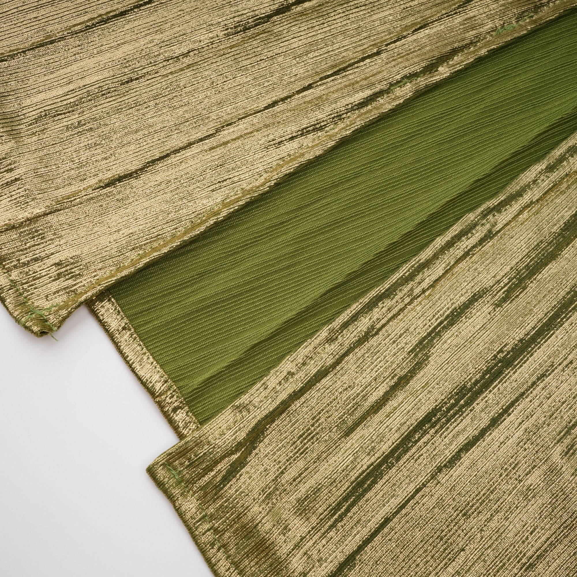 فستان ماكسي مطوية باللون الأخضر اللامع من ألكيمي