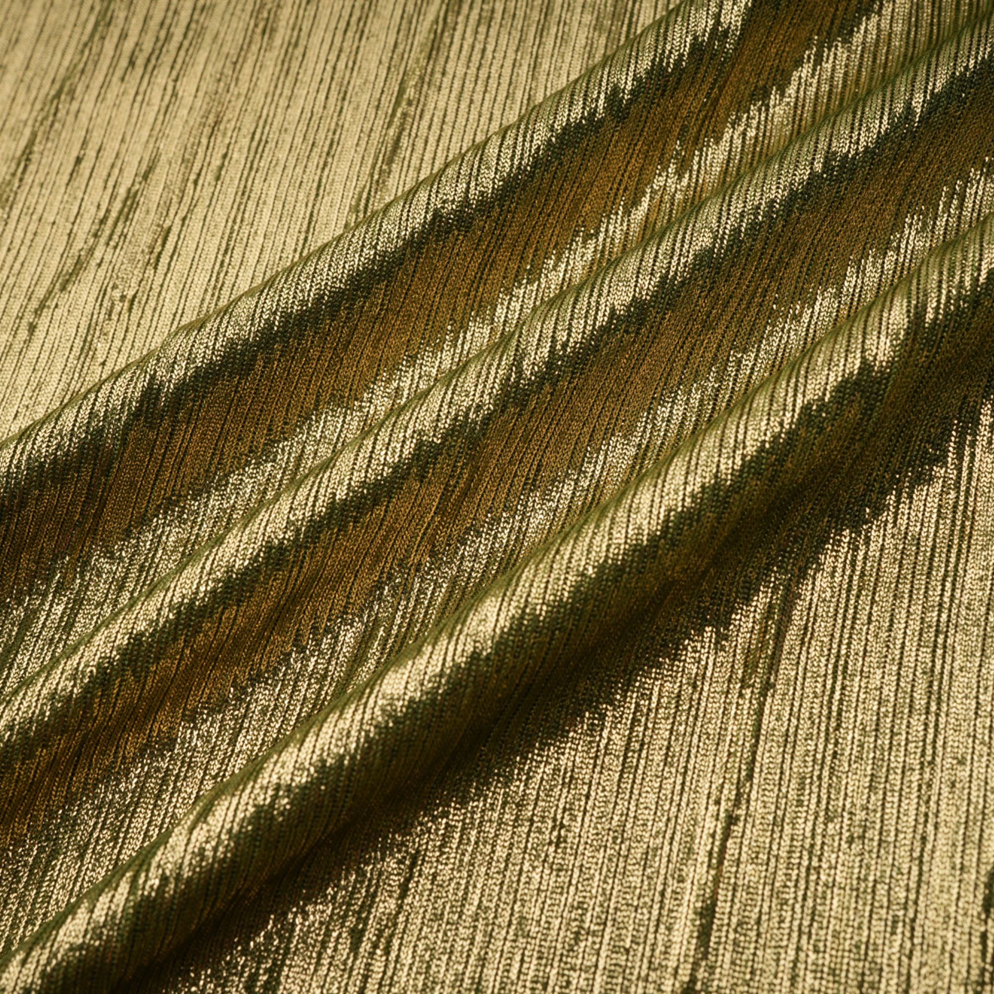 فستان ماكسي مطوية باللون الأخضر اللامع من ألكيمي