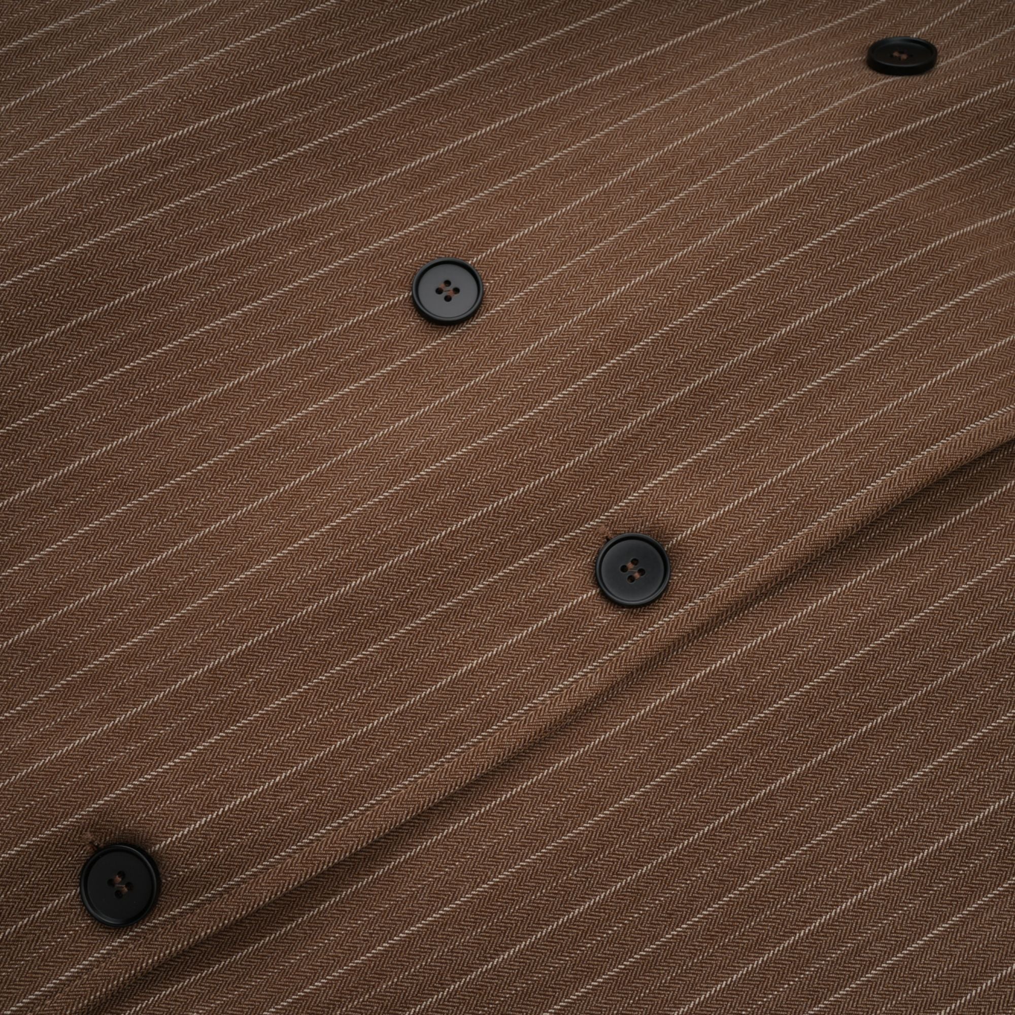 طقم معطف طويل مخطط وبنطلون من كليمانس براون