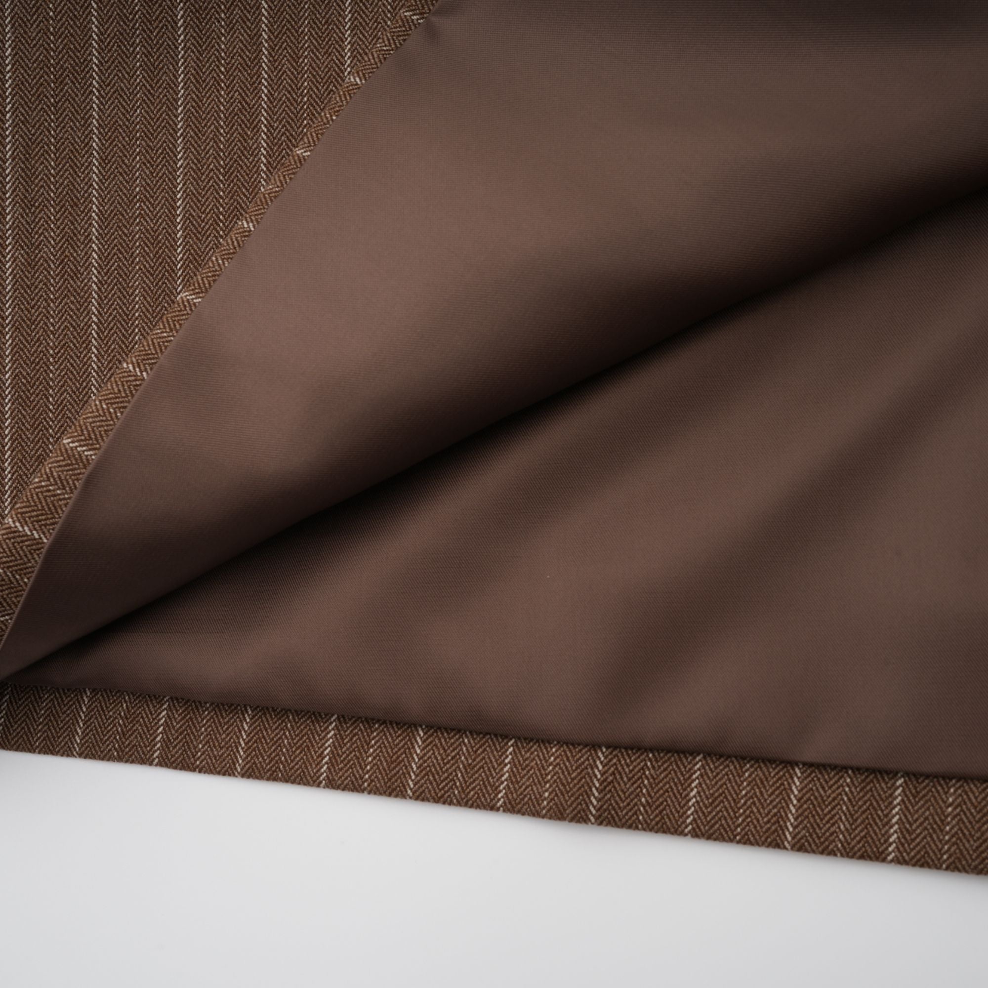 طقم معطف طويل مخطط وبنطلون من كليمانس براون