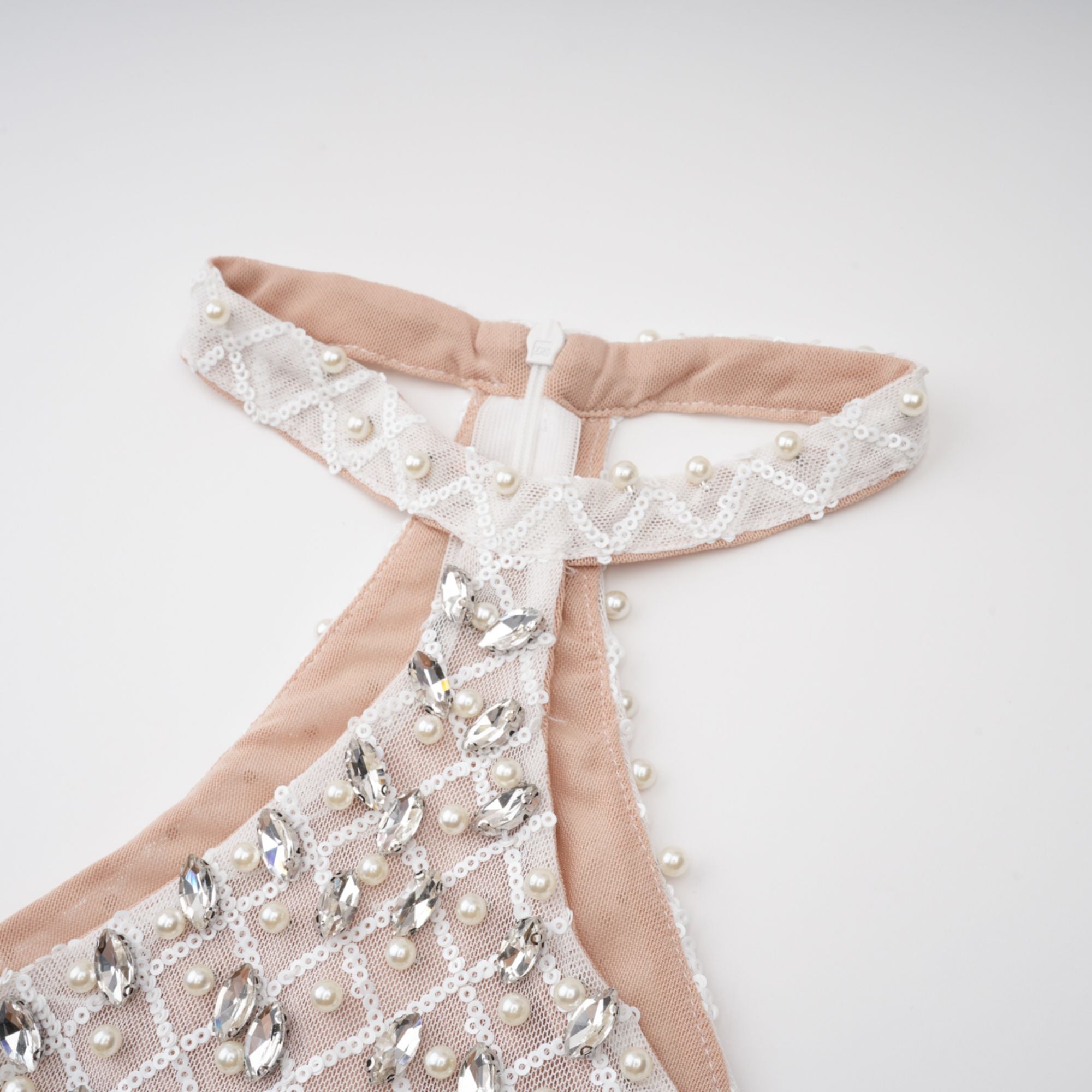 فستان ماكسي أبيض مزين بفتحة رقبة على شكل حرف V من كلودين