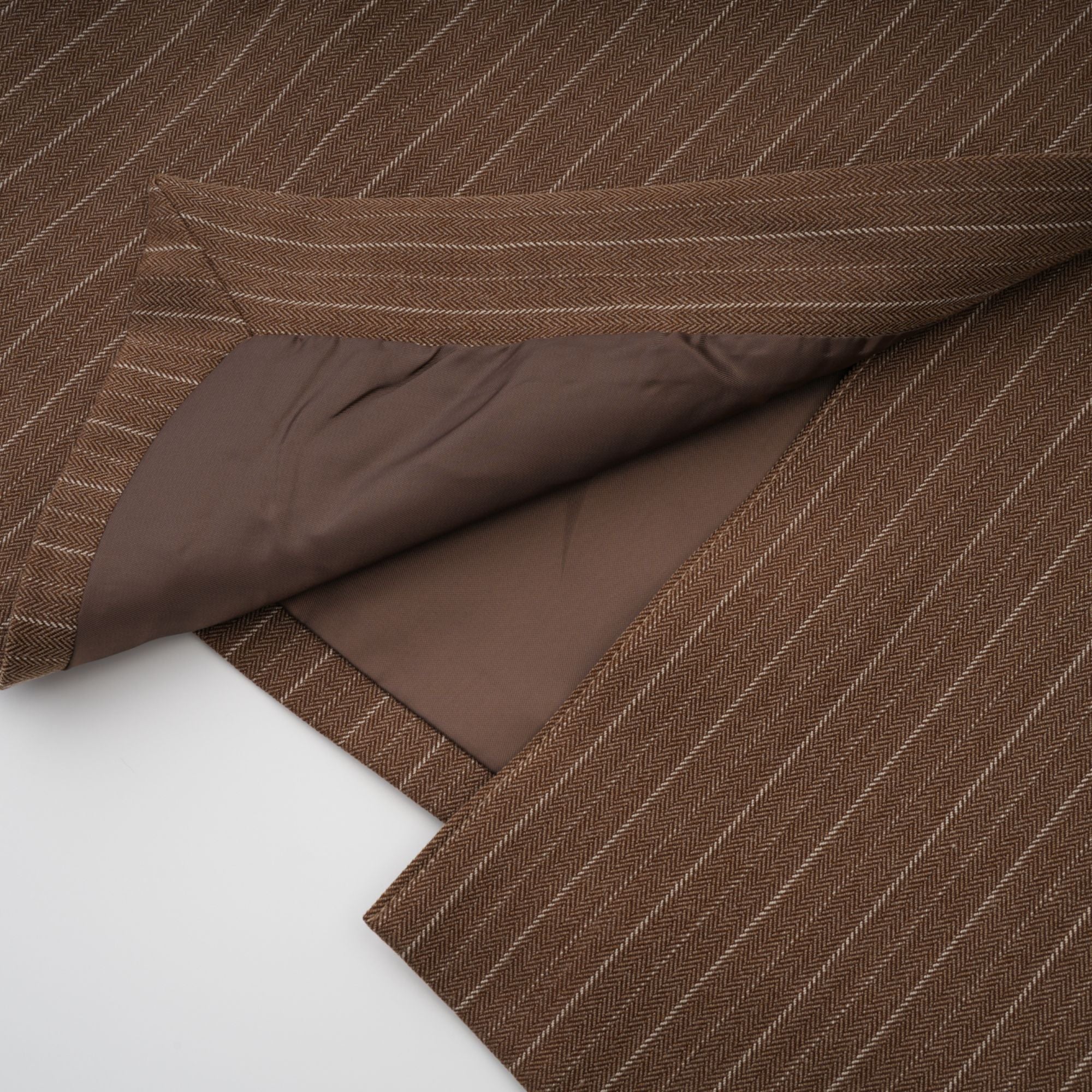 طقم معطف طويل مخطط وبنطلون من كليمانس براون