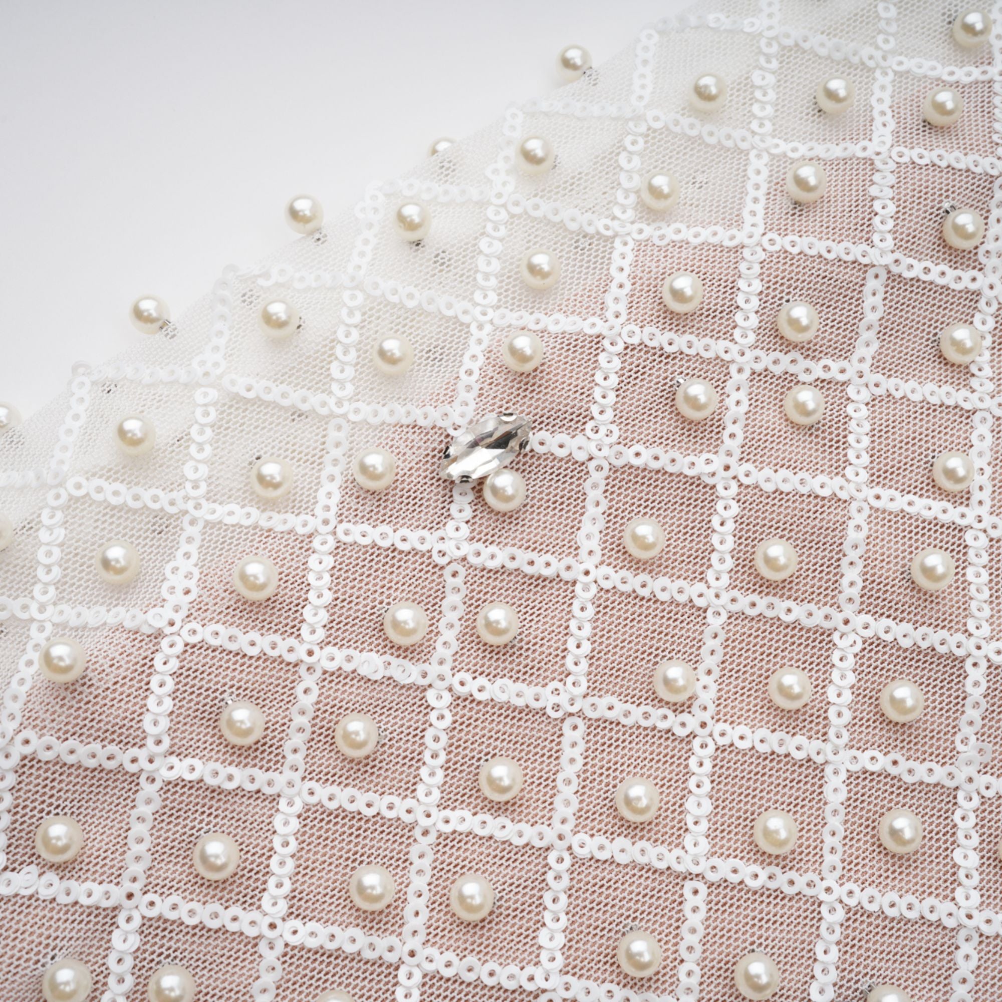 فستان ماكسي أبيض مزين بفتحة رقبة على شكل حرف V من كلودين