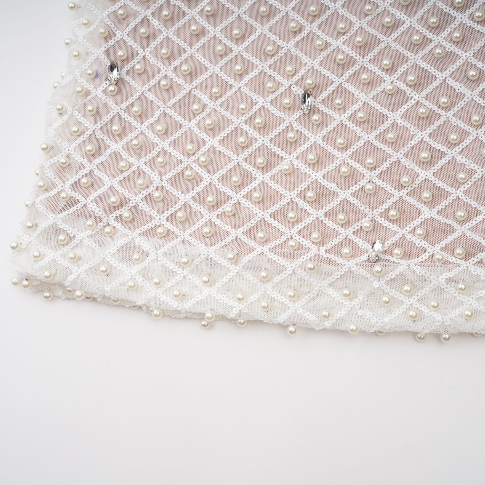 فستان ماكسي أبيض مزين بفتحة رقبة على شكل حرف V من كلودين