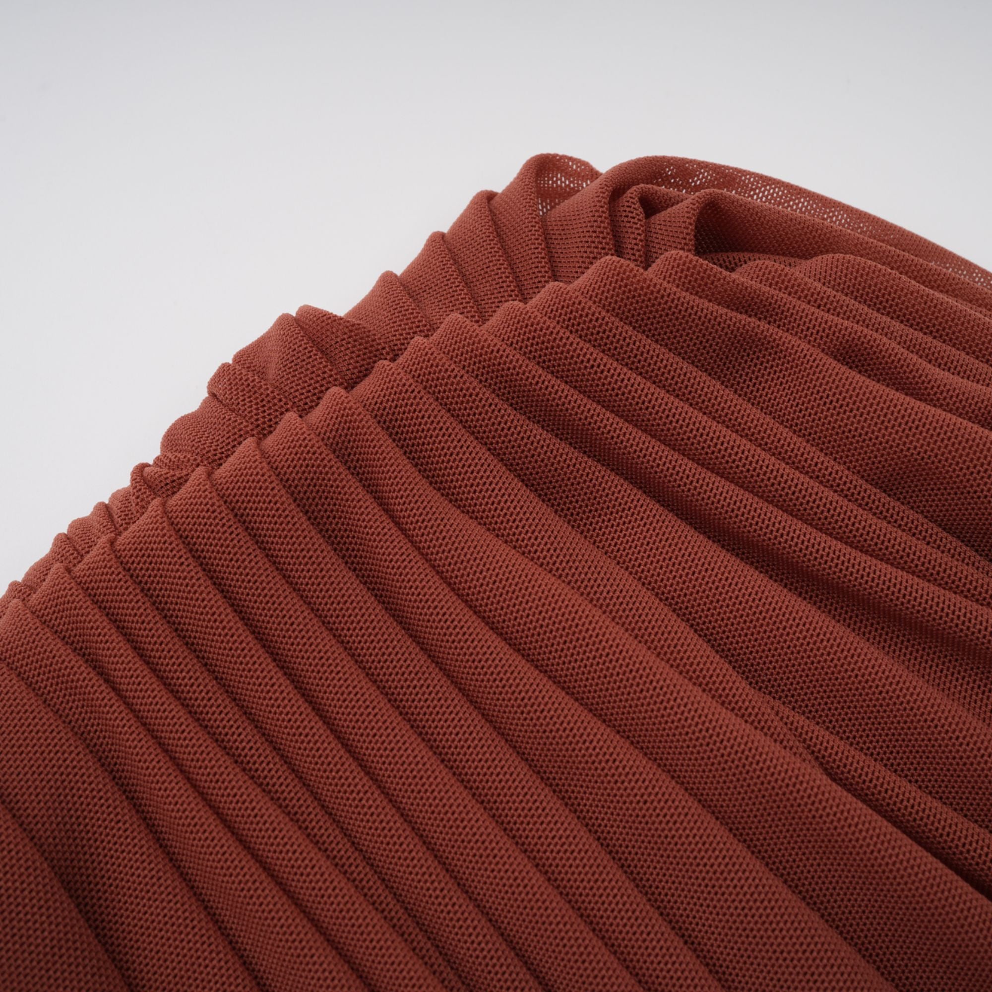 فستان دانيه براون ماكسي بتصميم مجعد ومطرز