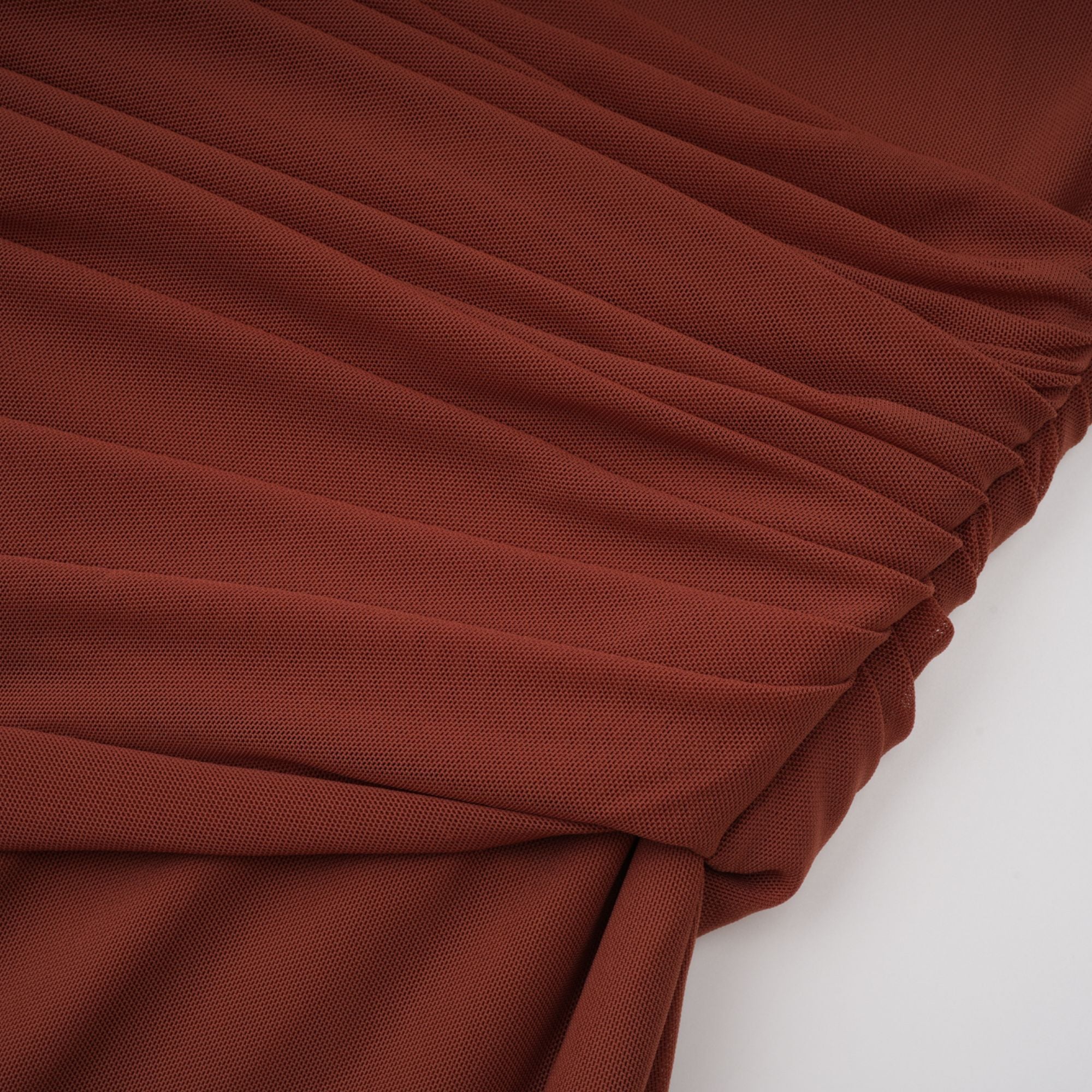 فستان دانيه براون ماكسي بتصميم مجعد ومطرز