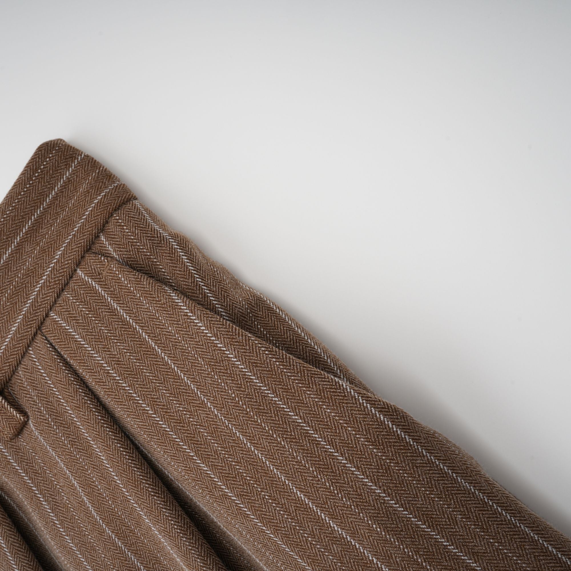 طقم معطف طويل مخطط وبنطلون من كليمانس براون