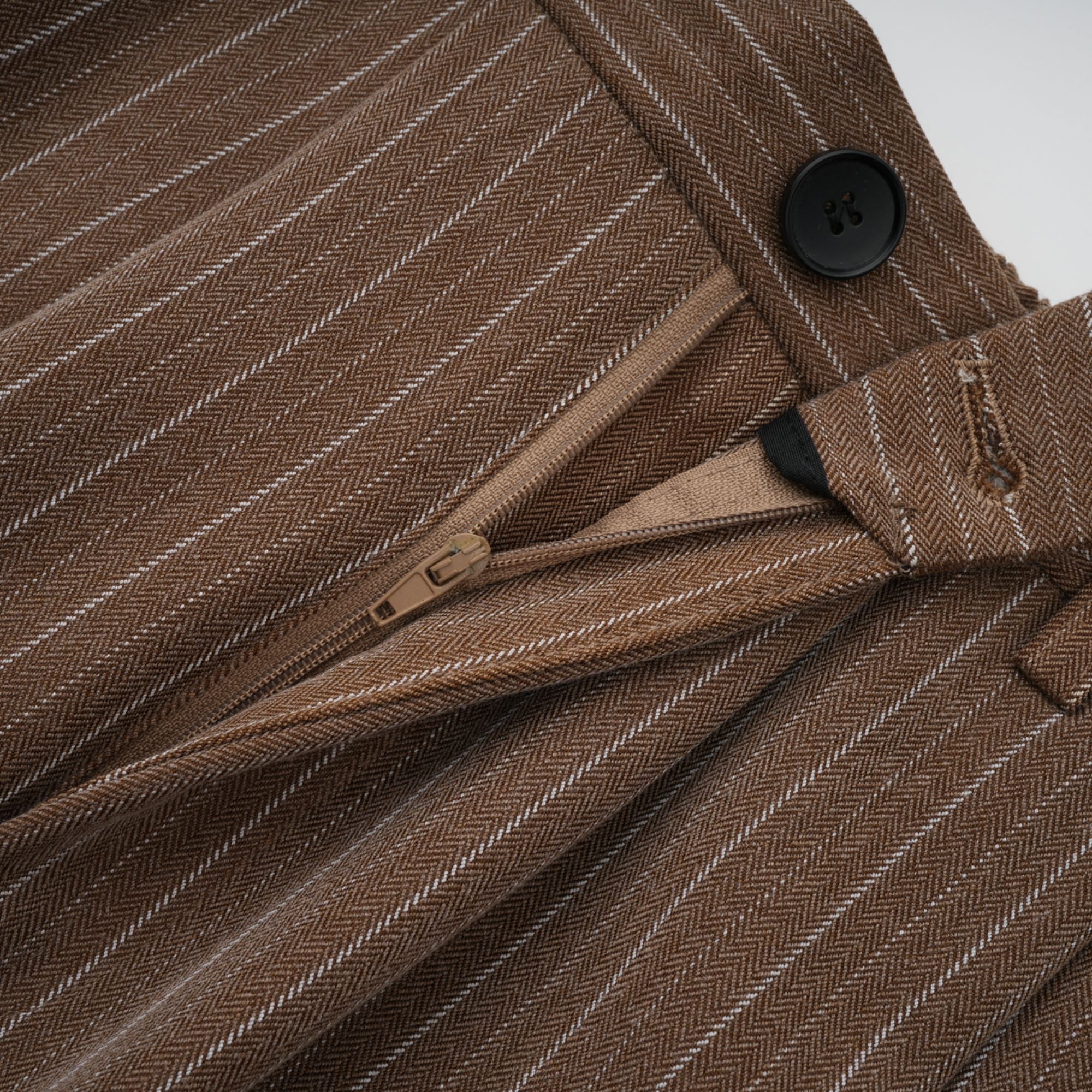 طقم معطف طويل مخطط وبنطلون من كليمانس براون