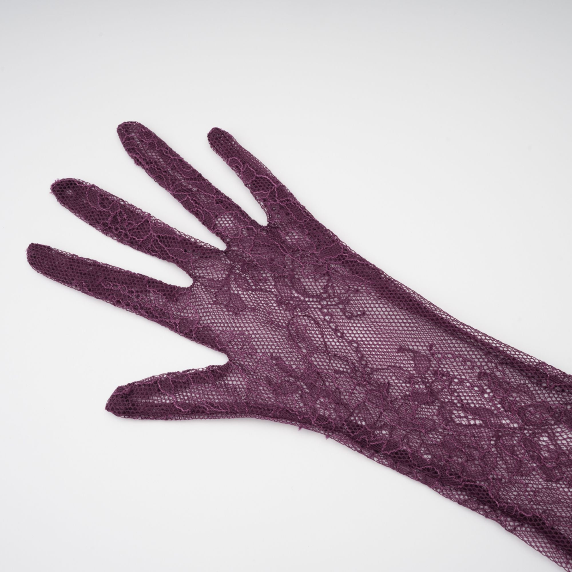 فستان طويل مزين بالدانتيل من Borbála باللون الأرجواني