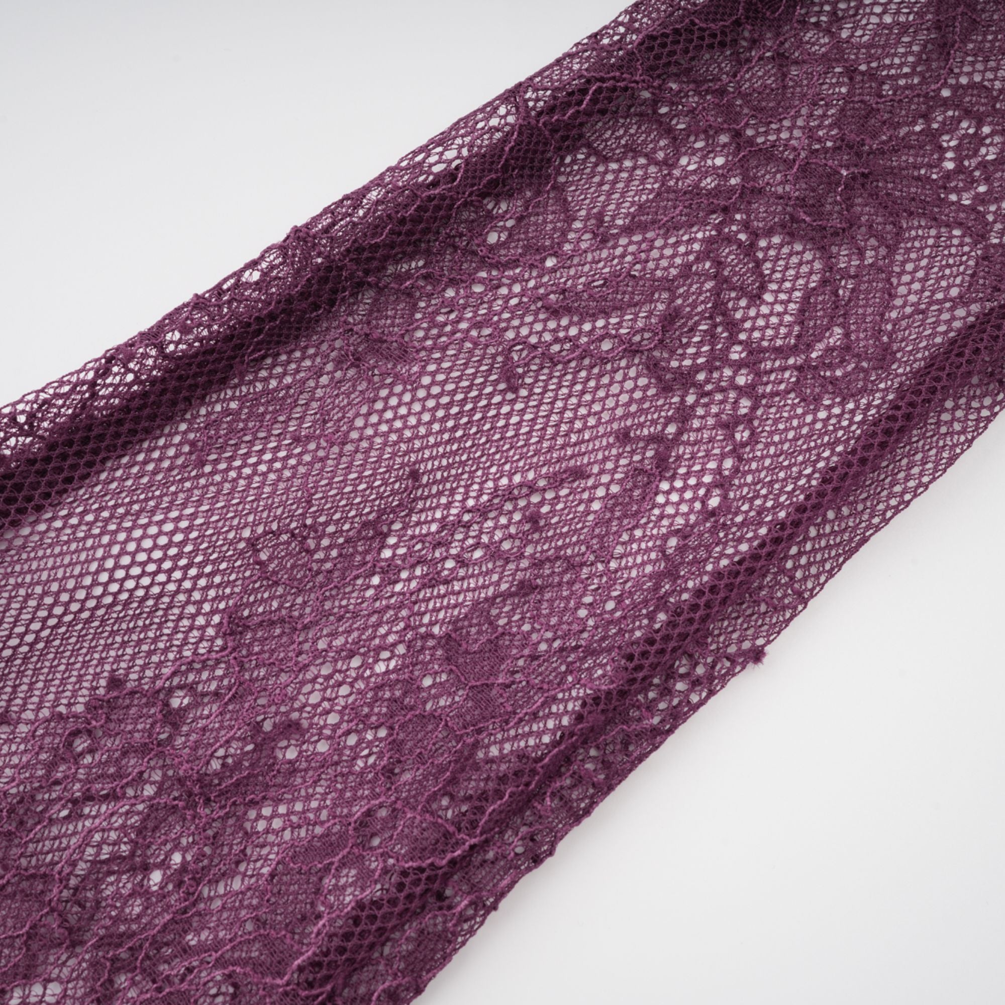 فستان طويل مزين بالدانتيل من Borbála باللون الأرجواني