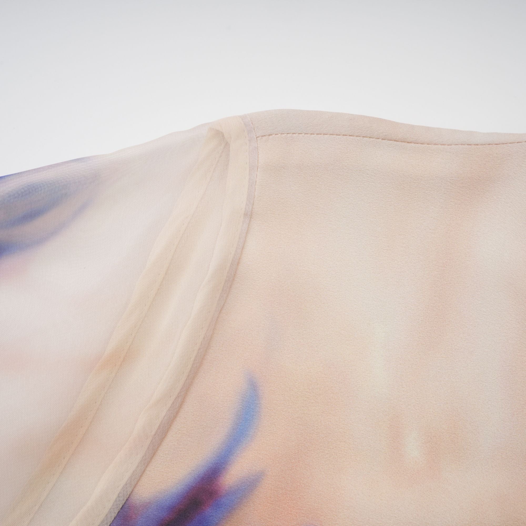 فستان حريري متوسط الطول بطبعة جرافيتي ملطخة من أوربين