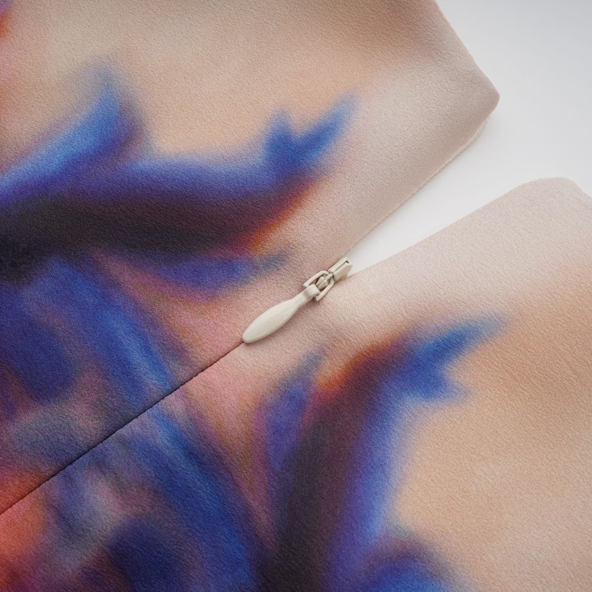 فستان حريري متوسط الطول بطبعة جرافيتي ملطخة من أوربين