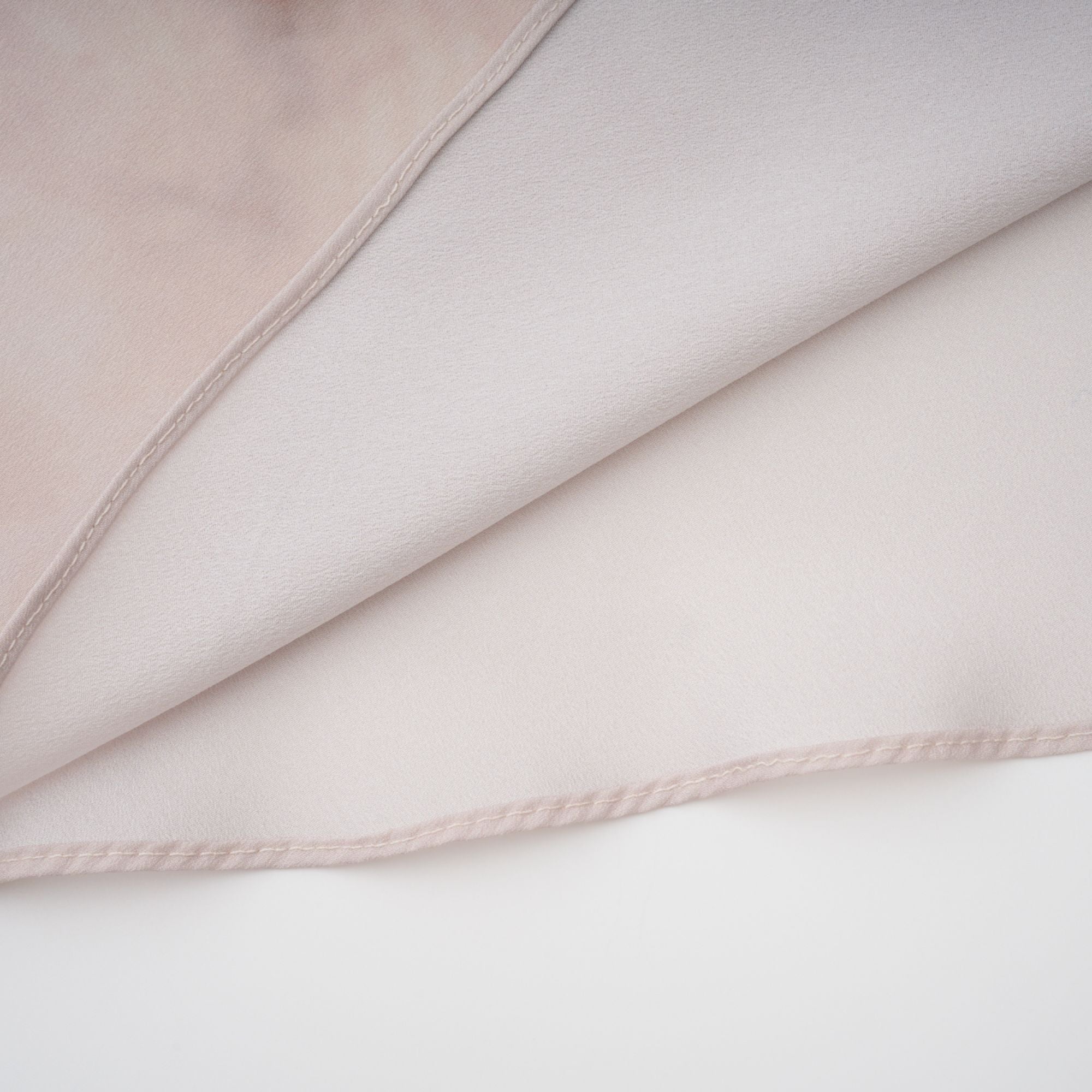 فستان حريري متوسط الطول بطبعة جرافيتي ملطخة من أوربين