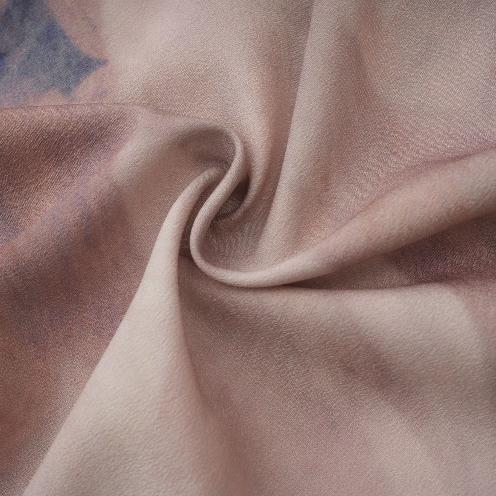 فستان حريري متوسط الطول بطبعة جرافيتي ملطخة من أوربين