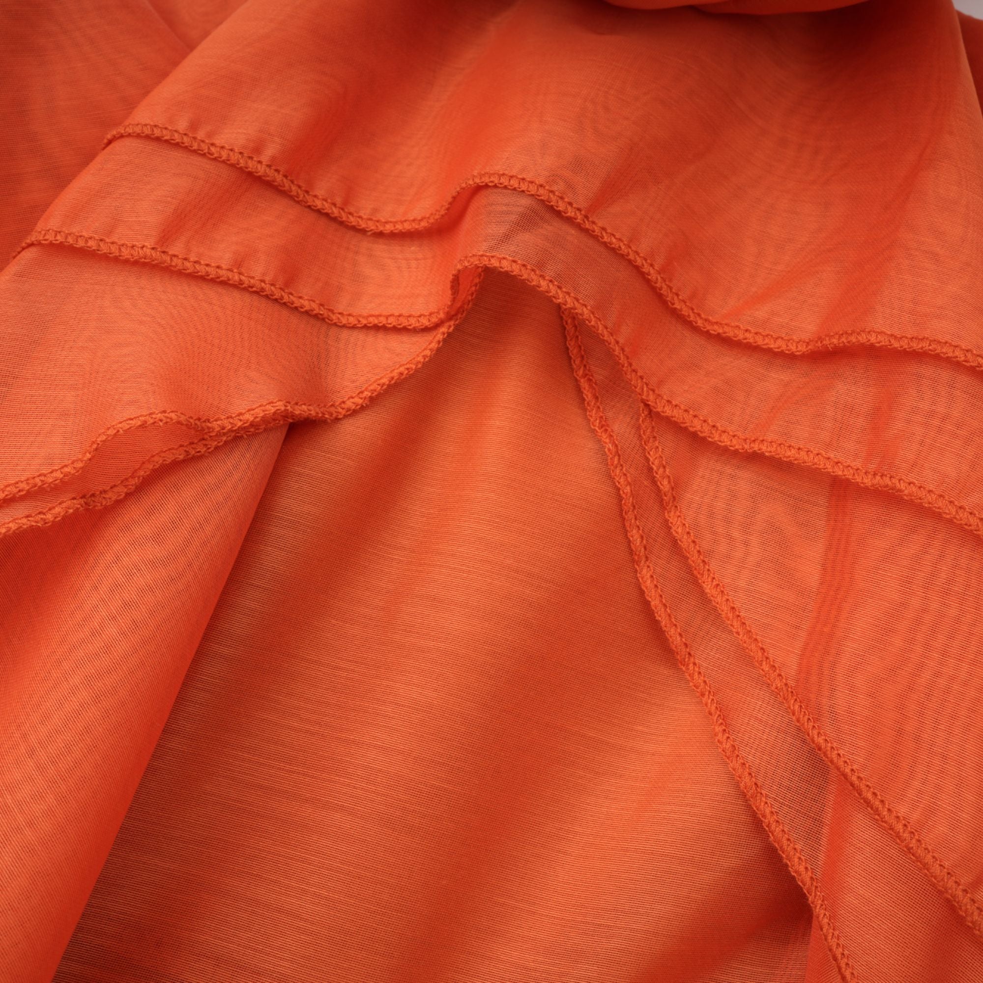 Carrie – Orangefarbenes Neckholder-Maxikleid mit Volant 