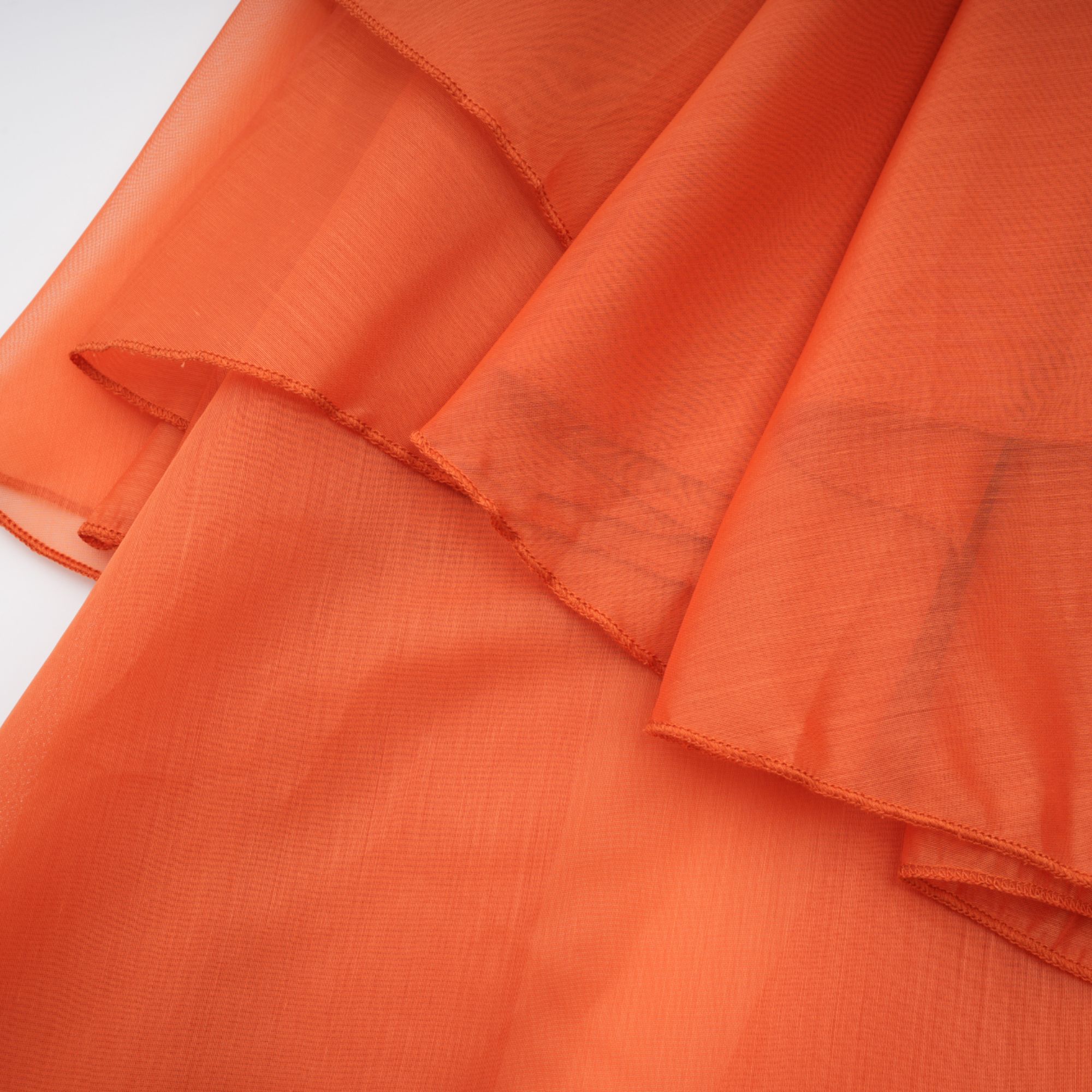 Carrie – Orangefarbenes Neckholder-Maxikleid mit Volant 