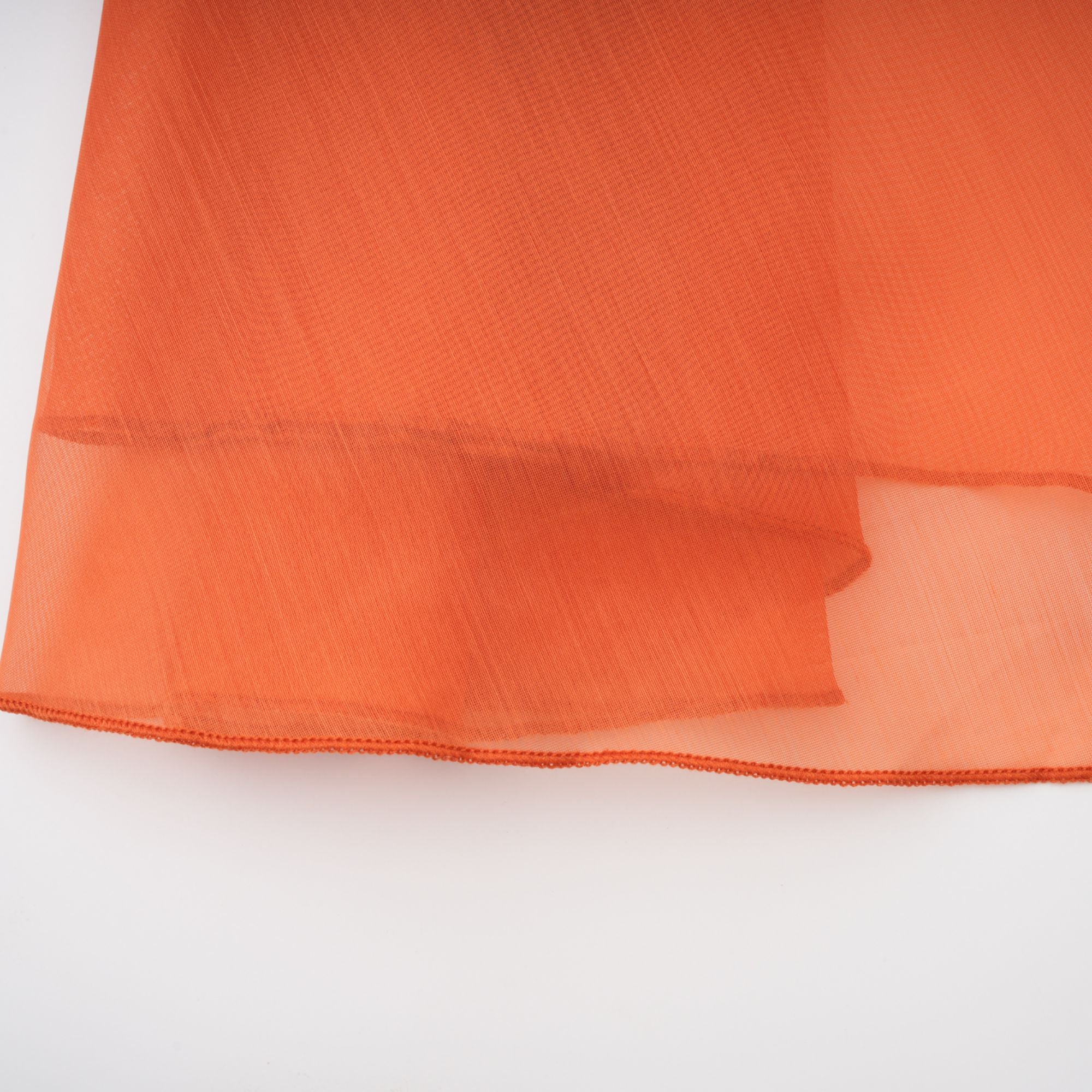 Carrie – Orangefarbenes Neckholder-Maxikleid mit Volant 