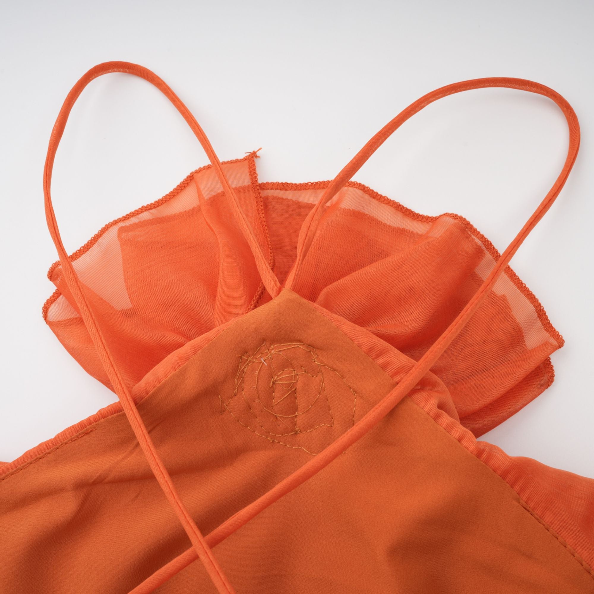 Carrie – Orangefarbenes Neckholder-Maxikleid mit Volant 