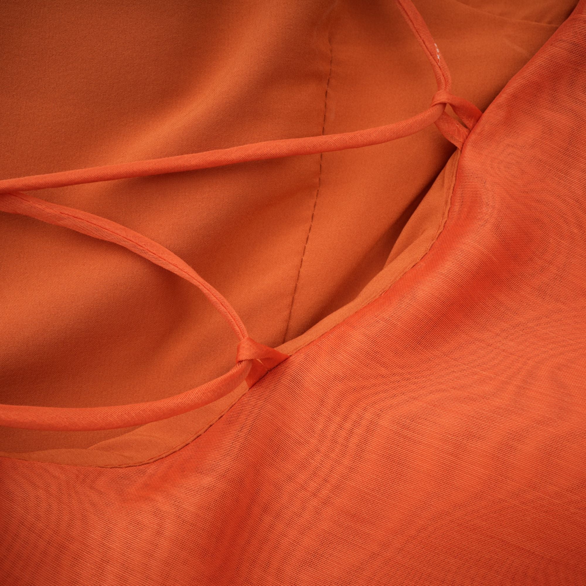 Carrie – Orangefarbenes Neckholder-Maxikleid mit Volant 