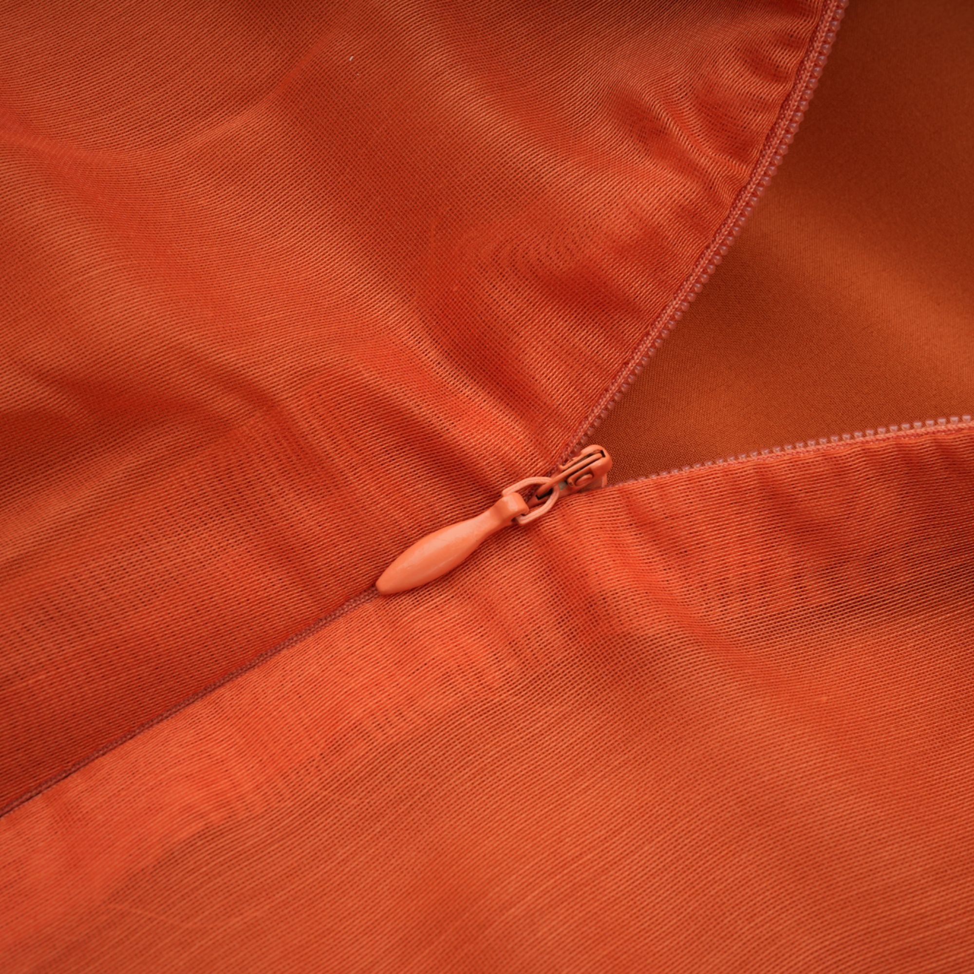 Carrie – Orangefarbenes Neckholder-Maxikleid mit Volant 