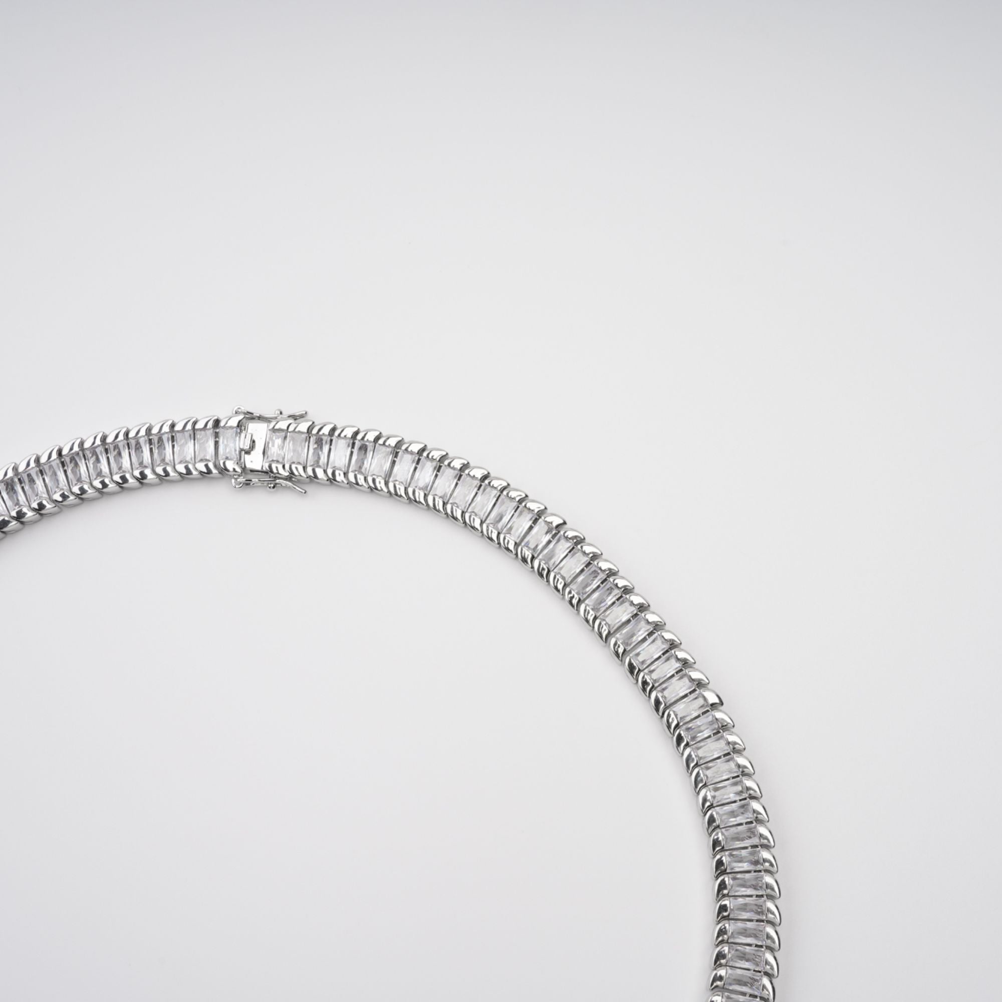 قلادة ألبان الفضية المزينة بالكريستال