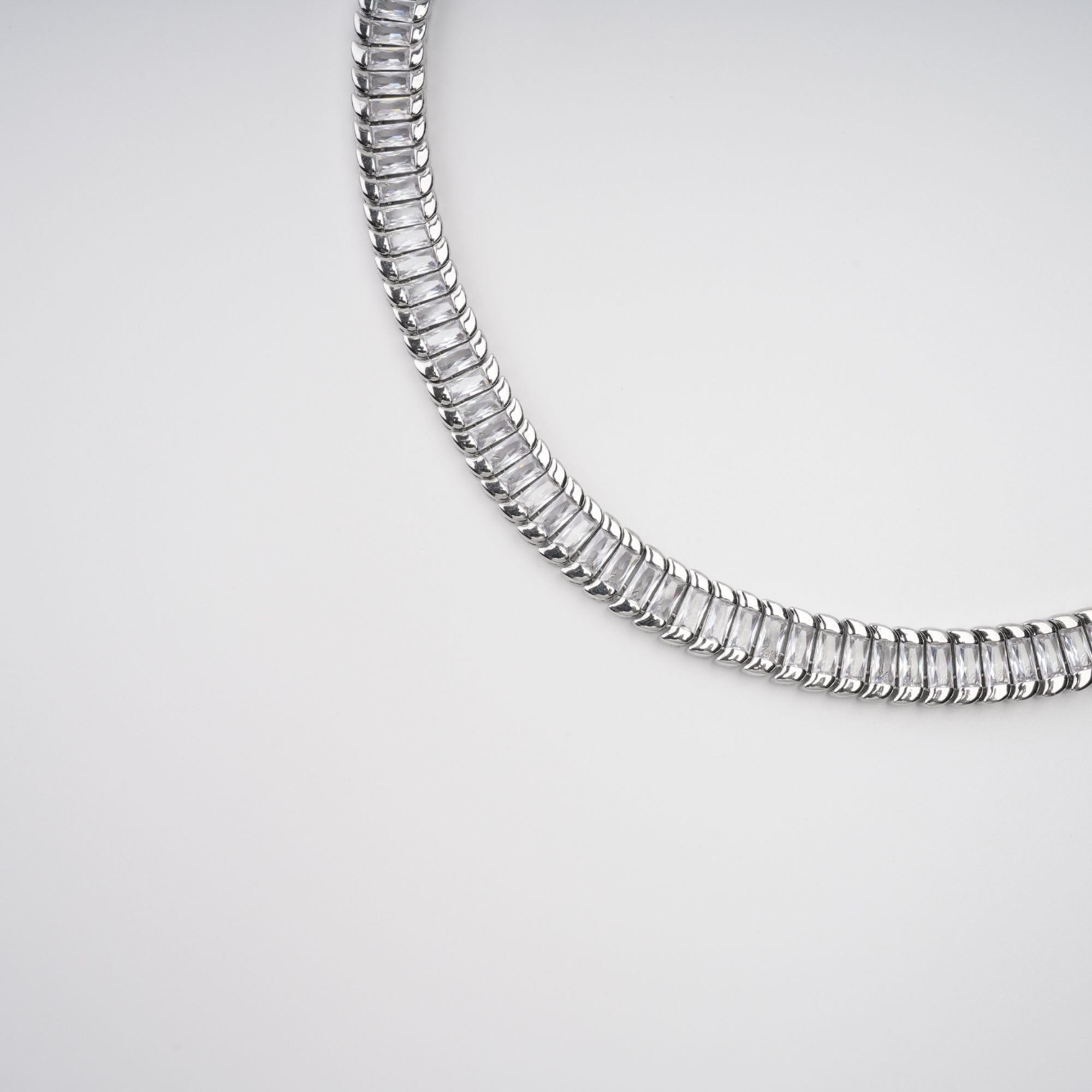 قلادة ألبان الفضية المزينة بالكريستال