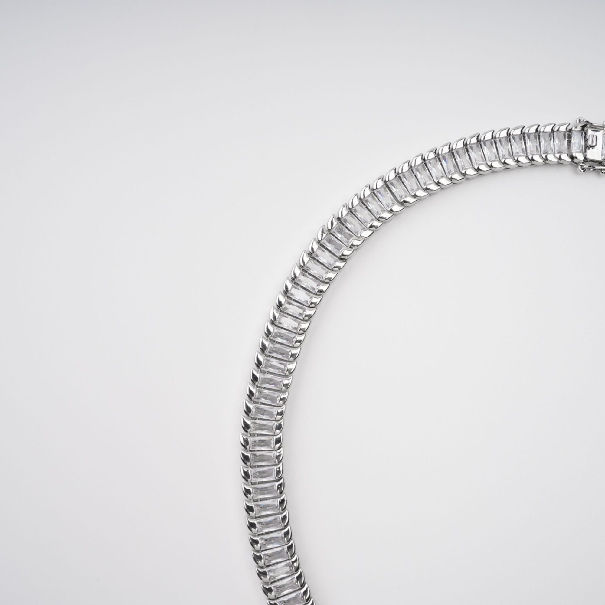 قلادة ألبان الفضية المزينة بالكريستال