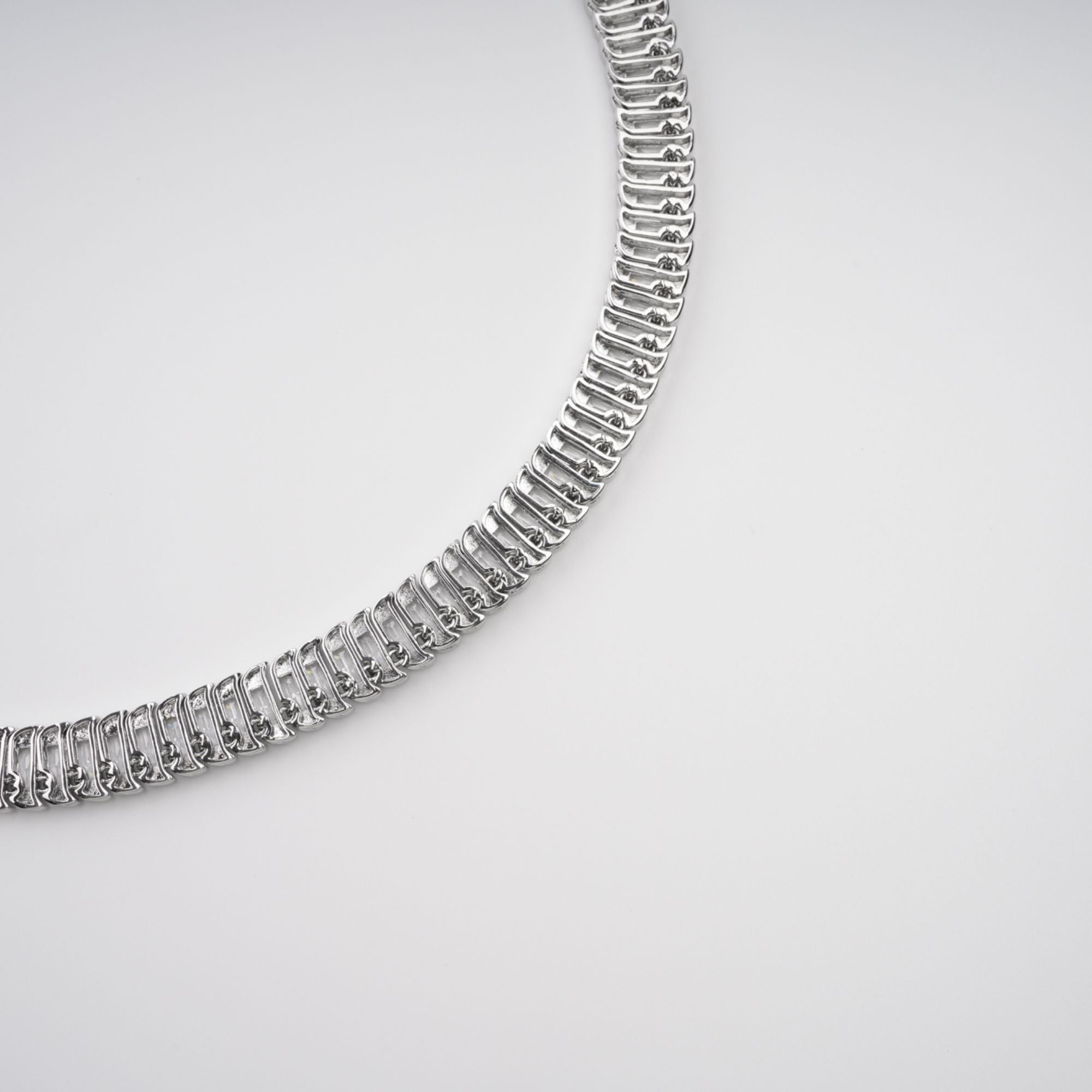 قلادة ألبان الفضية المزينة بالكريستال