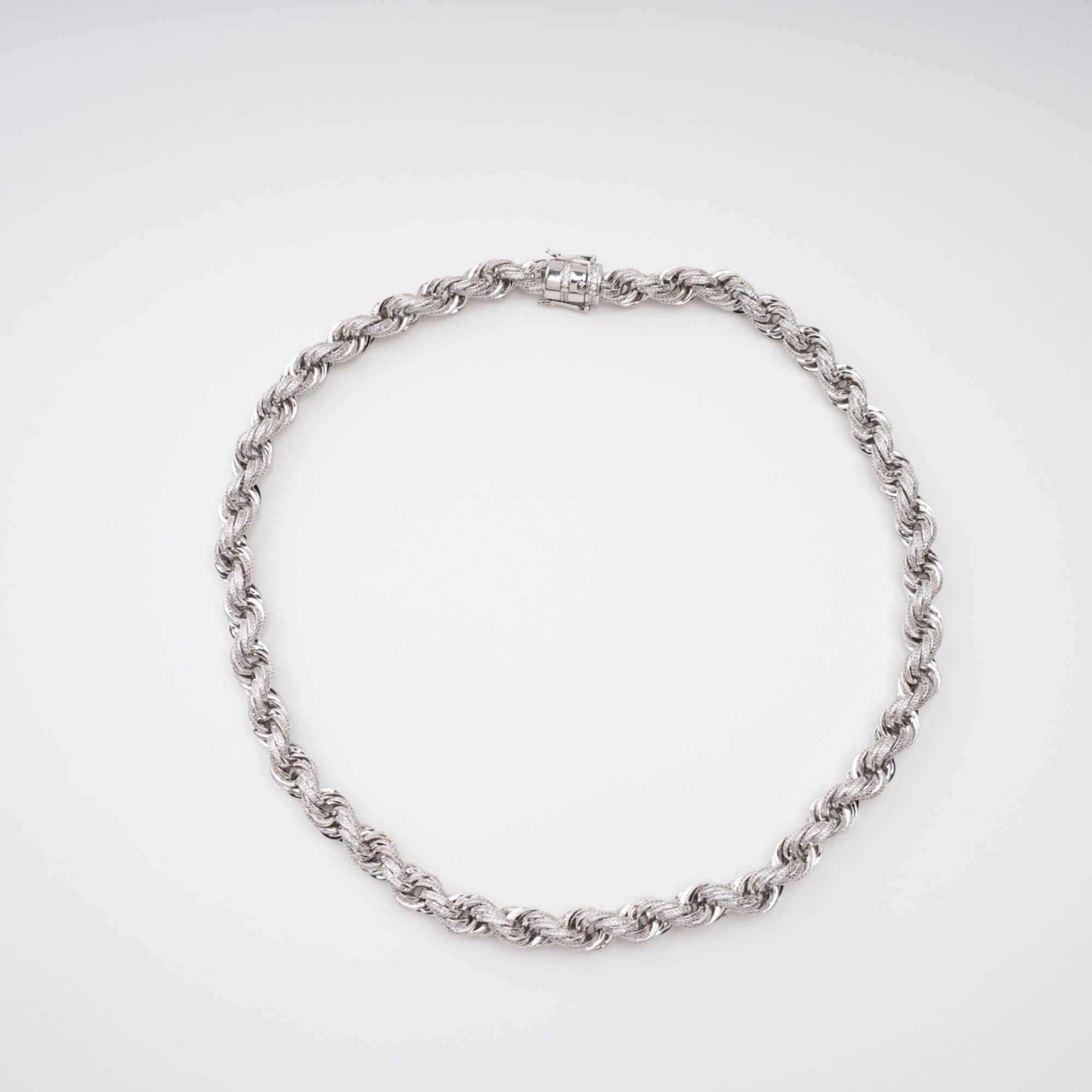 Aventin – Silberfarbene Halskette mit Kabelgliedern und Kristallverzierung