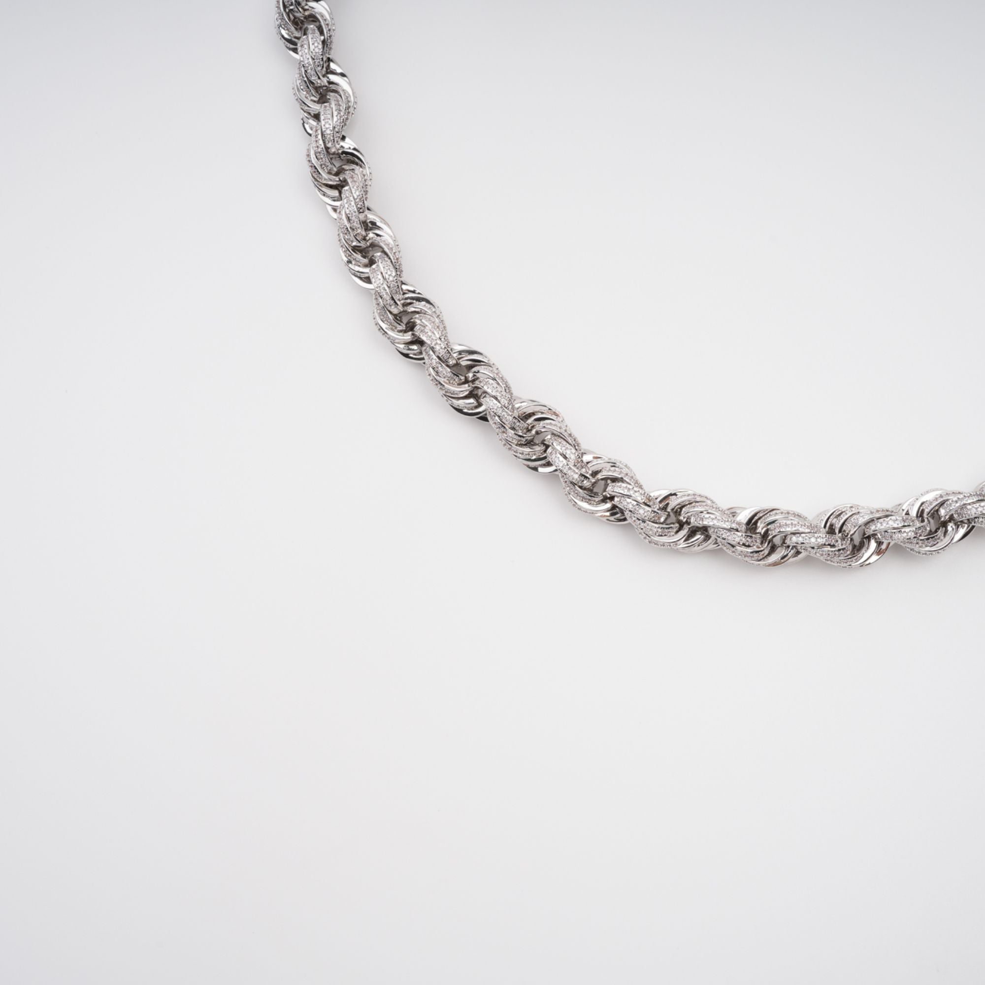 قلادة أفينتين الفضية المزينة بالكريستال