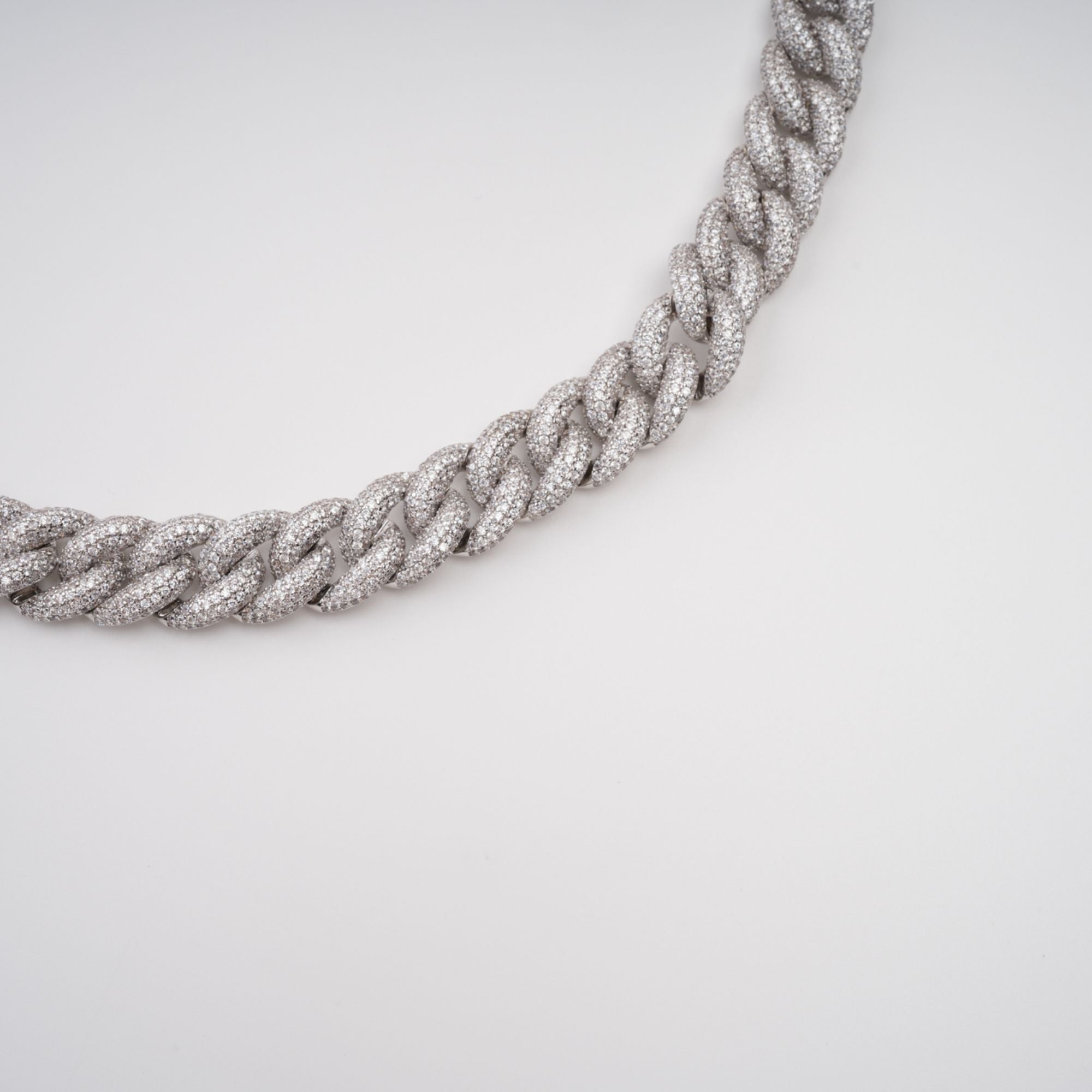 Frida – Silberfarbene Halskette mit kubanischem Gliederarmband und Kristallverzierung