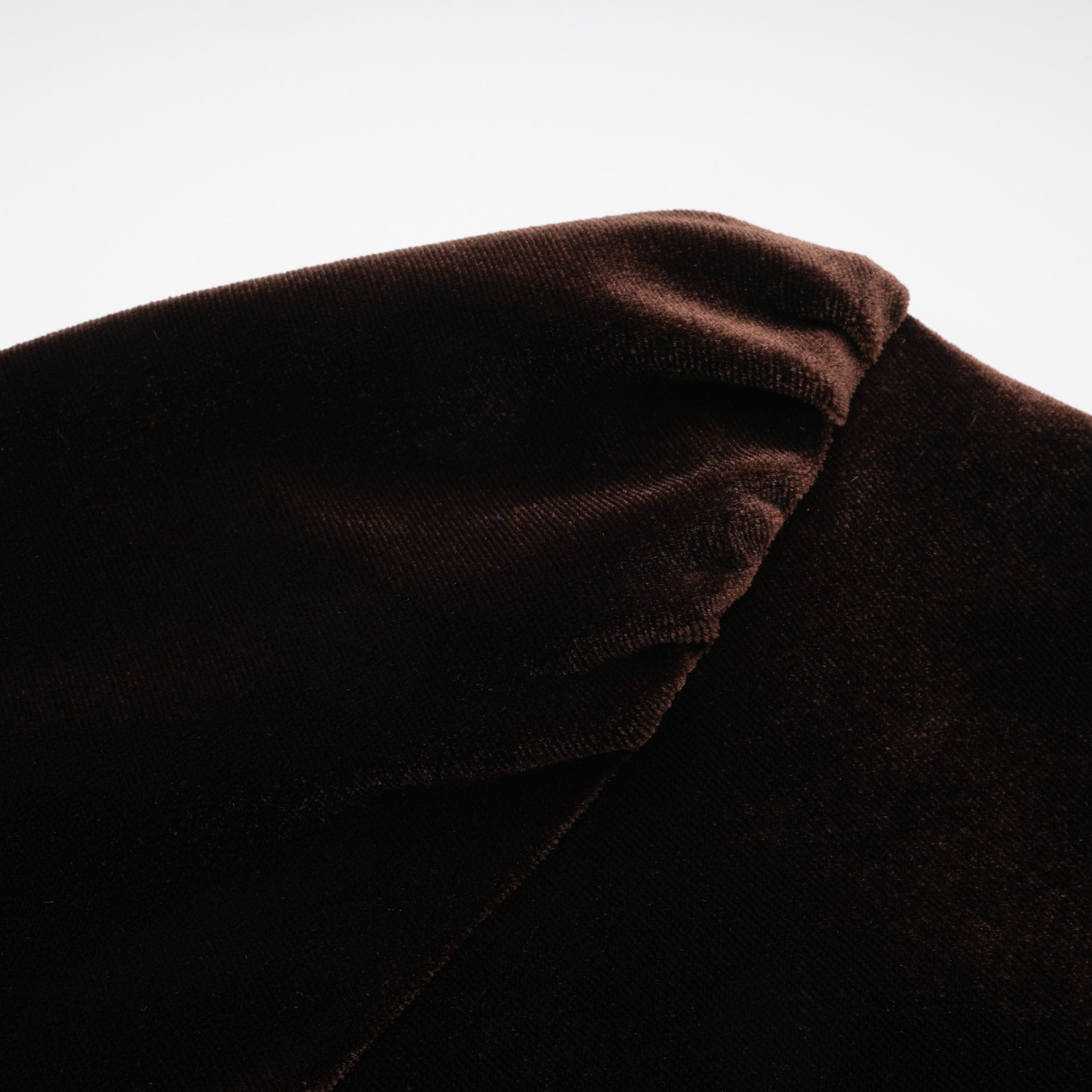 فستان قصير غير متماثل برقبة عالية من Alma Brown