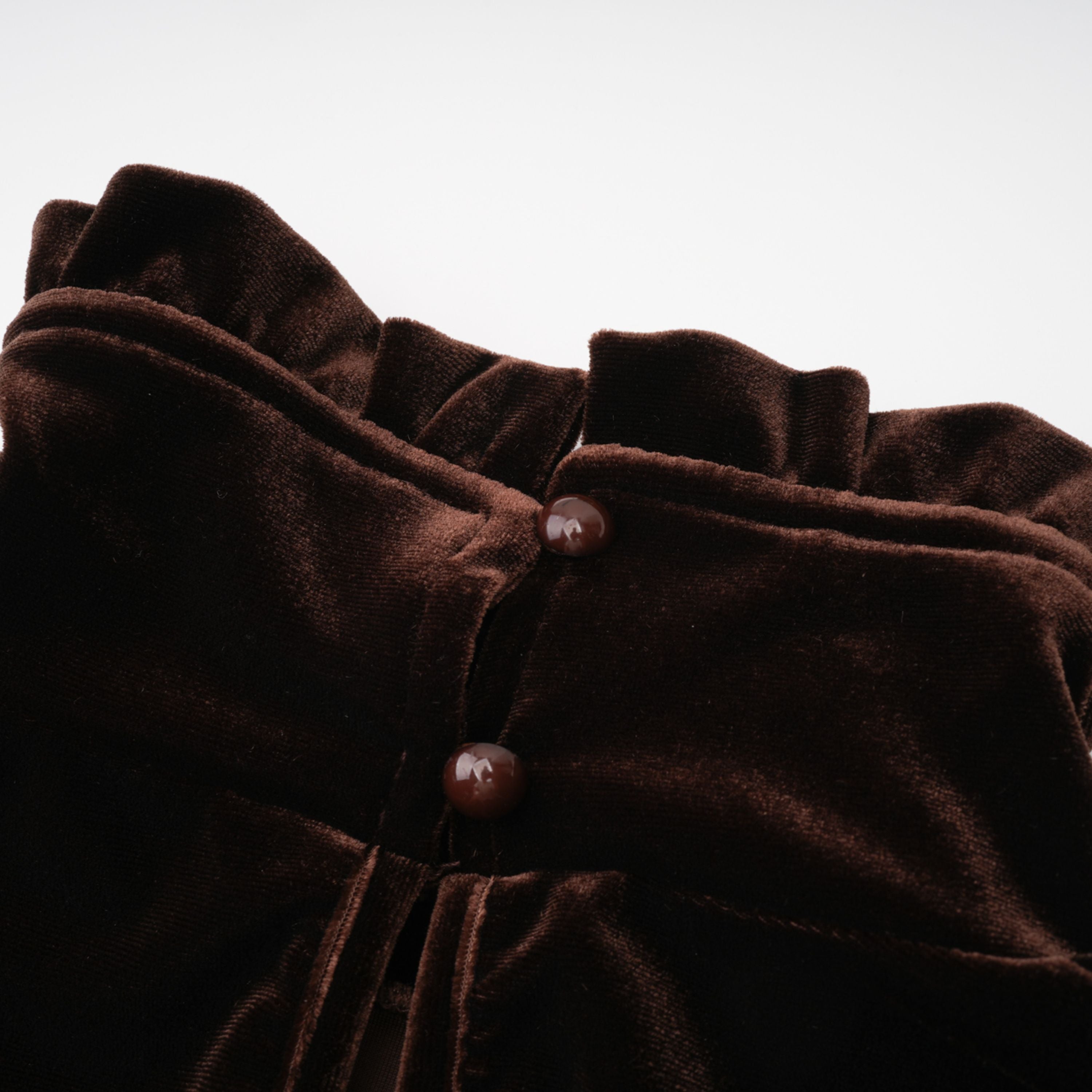 فستان قصير غير متماثل برقبة عالية من Alma Brown