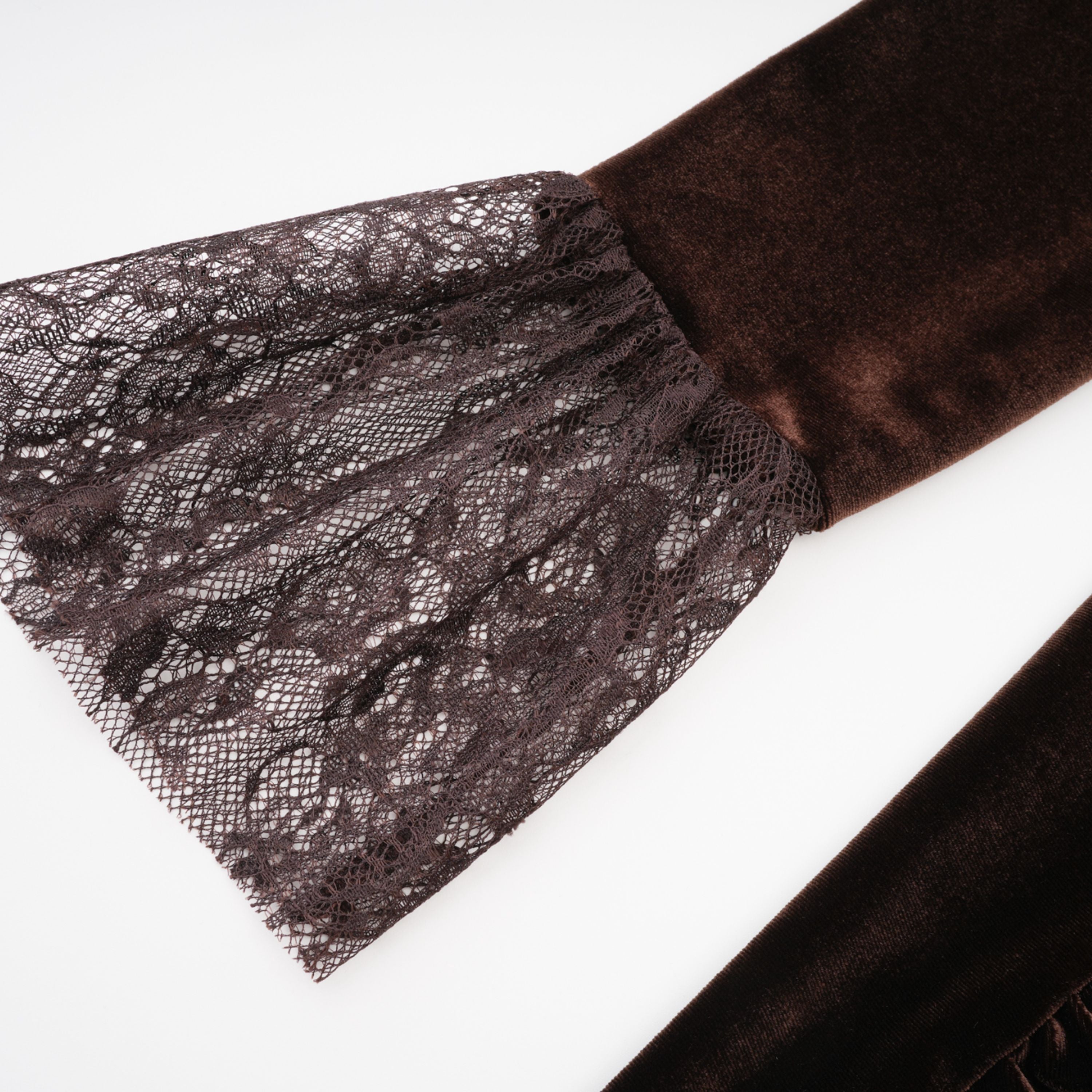 فستان قصير غير متماثل برقبة عالية من Alma Brown