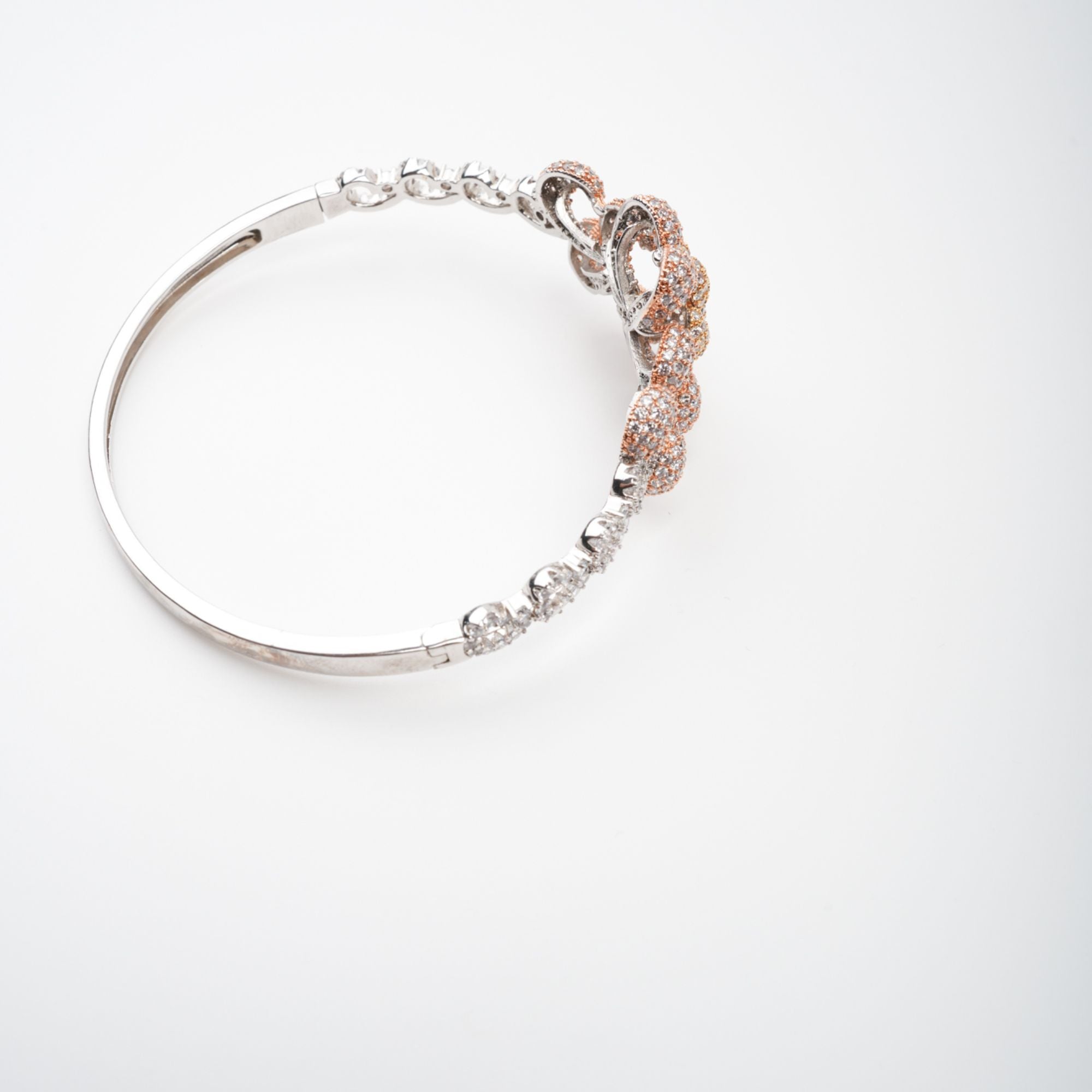 سوار أنثيمون الذهبي المزين بالكريستال