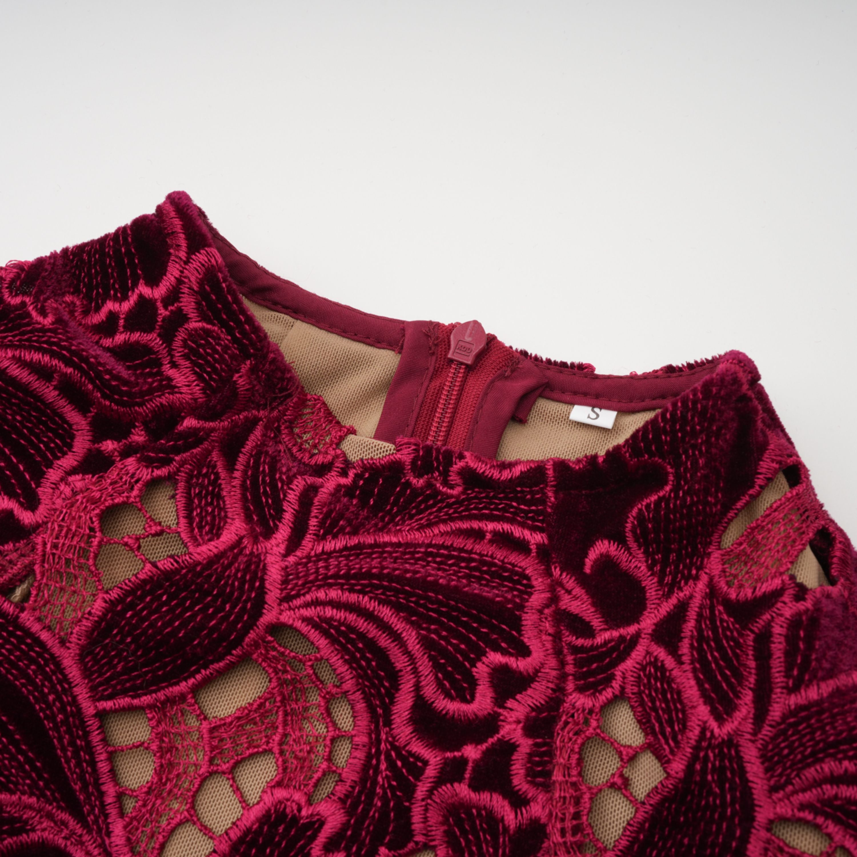 فستان ميدي مطرز بالزهور الحمراء من Hafdis