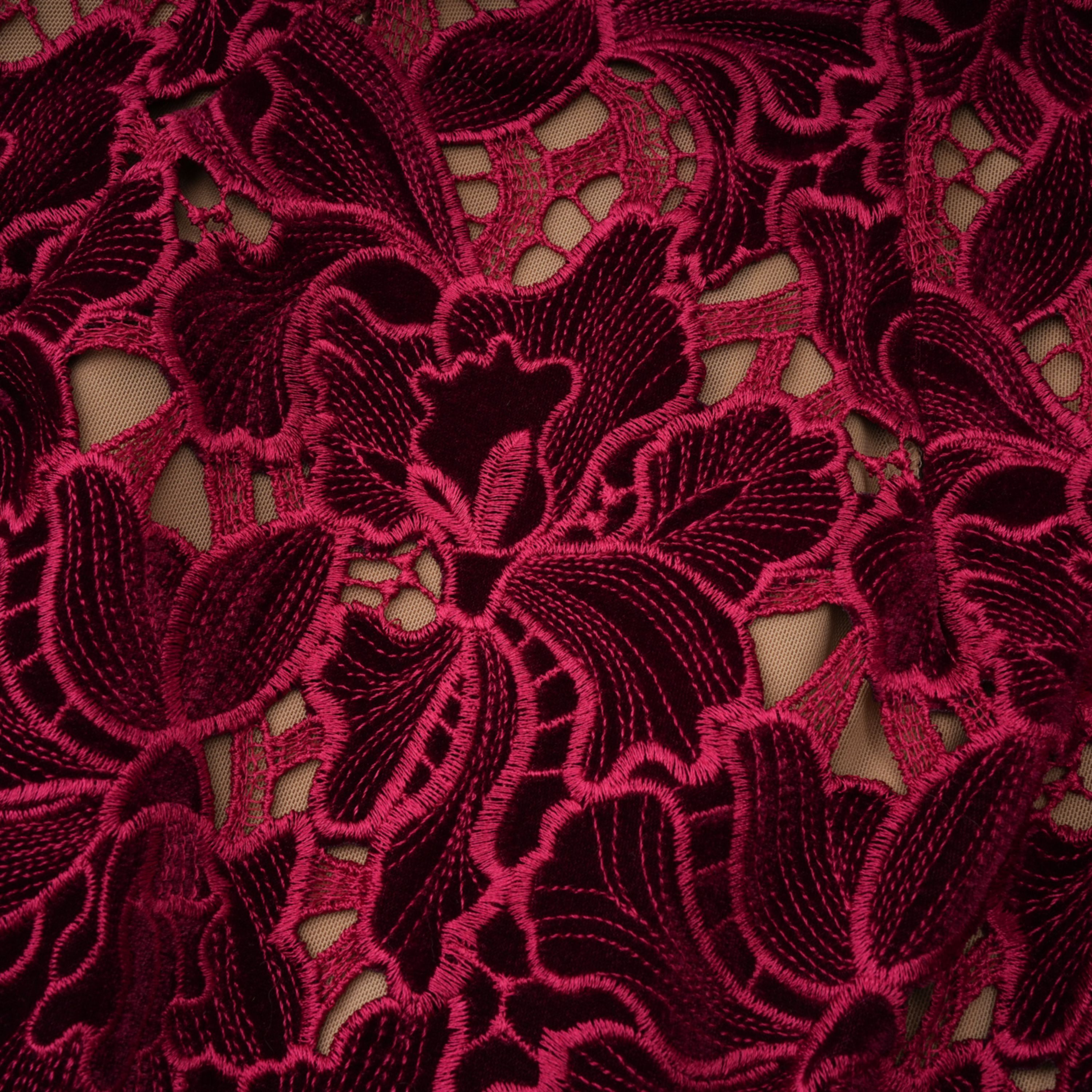 فستان ميدي مطرز بالزهور الحمراء من Hafdis