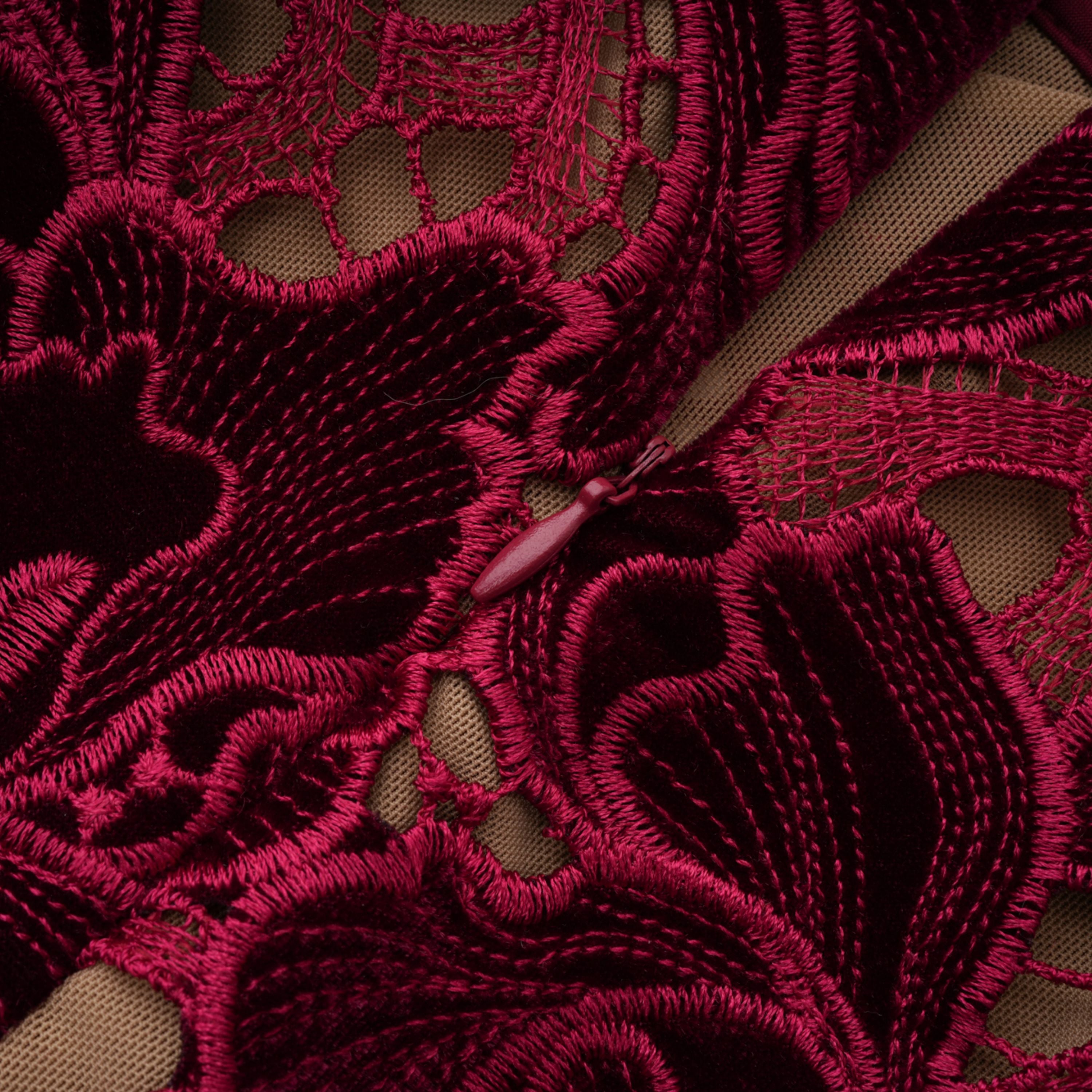 فستان ميدي مطرز بالزهور الحمراء من Hafdis