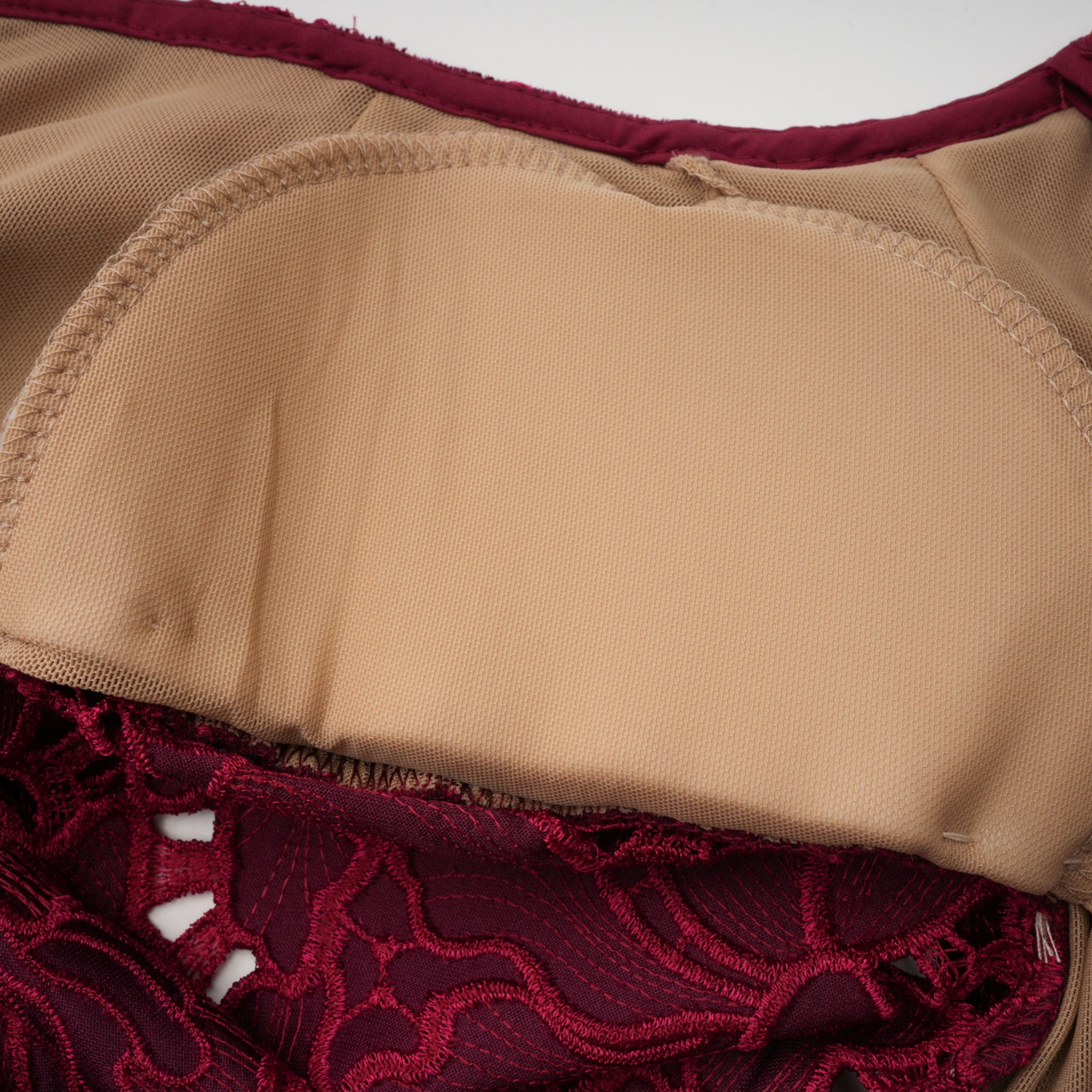 فستان ميدي مطرز بالزهور الحمراء من Hafdis