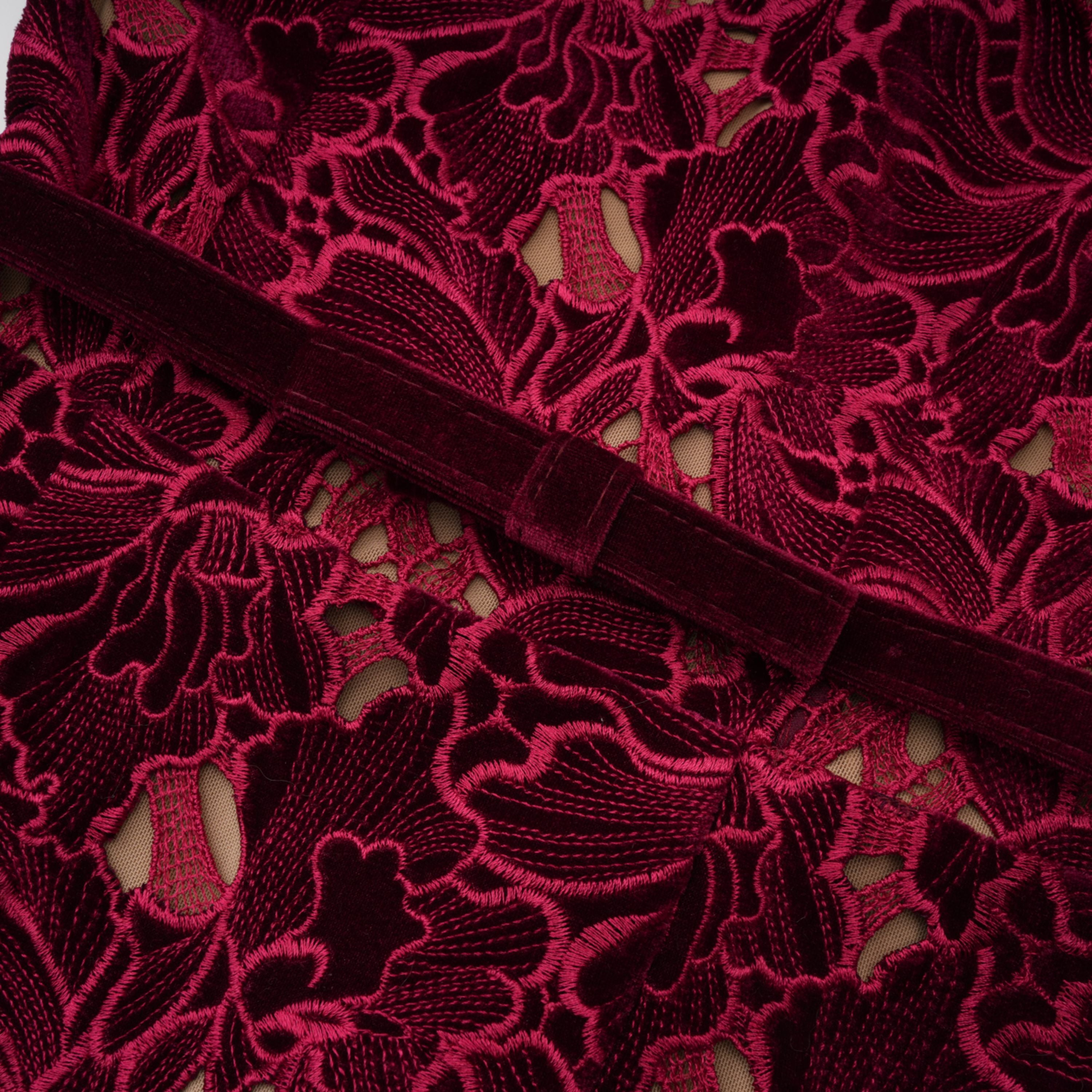 فستان ميدي مطرز بالزهور الحمراء من Hafdis