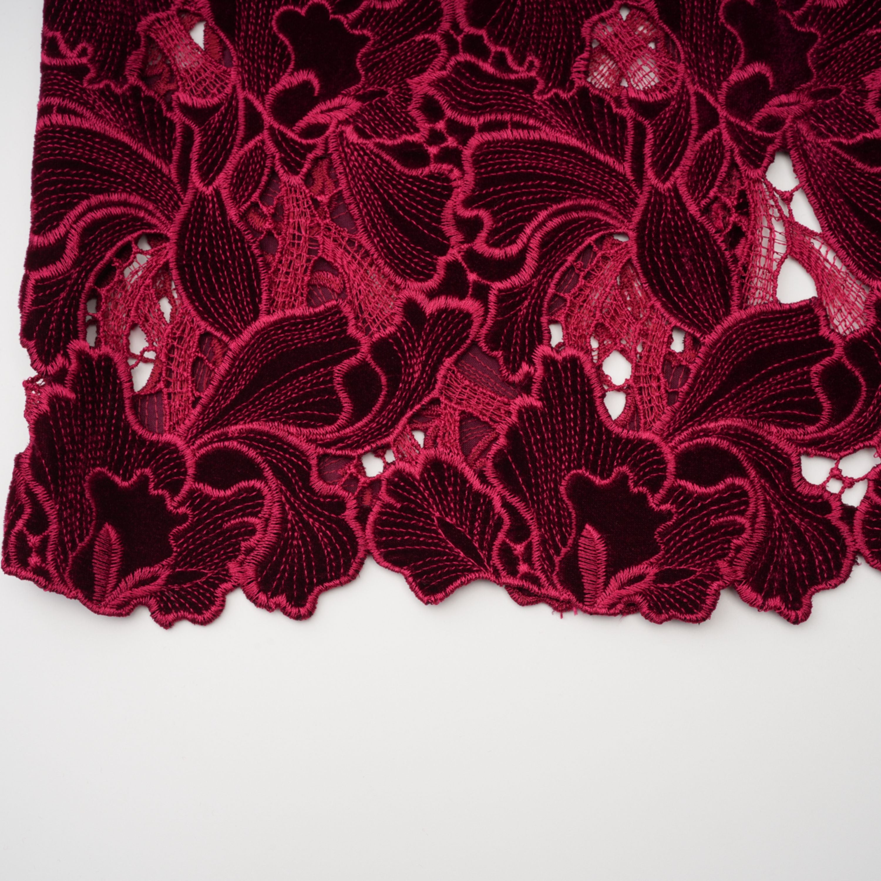 فستان ميدي مطرز بالزهور الحمراء من Hafdis