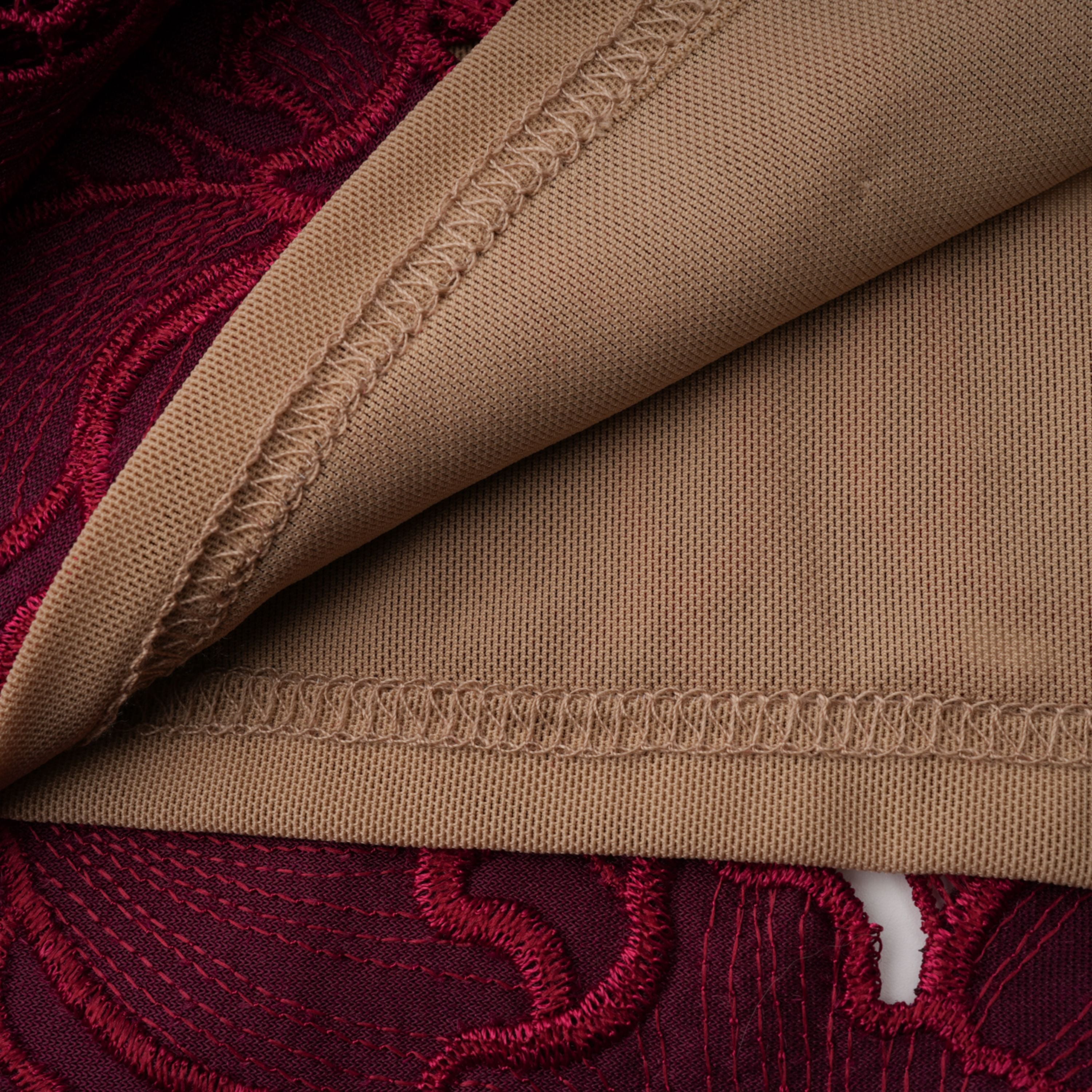 فستان ميدي مطرز بالزهور الحمراء من Hafdis