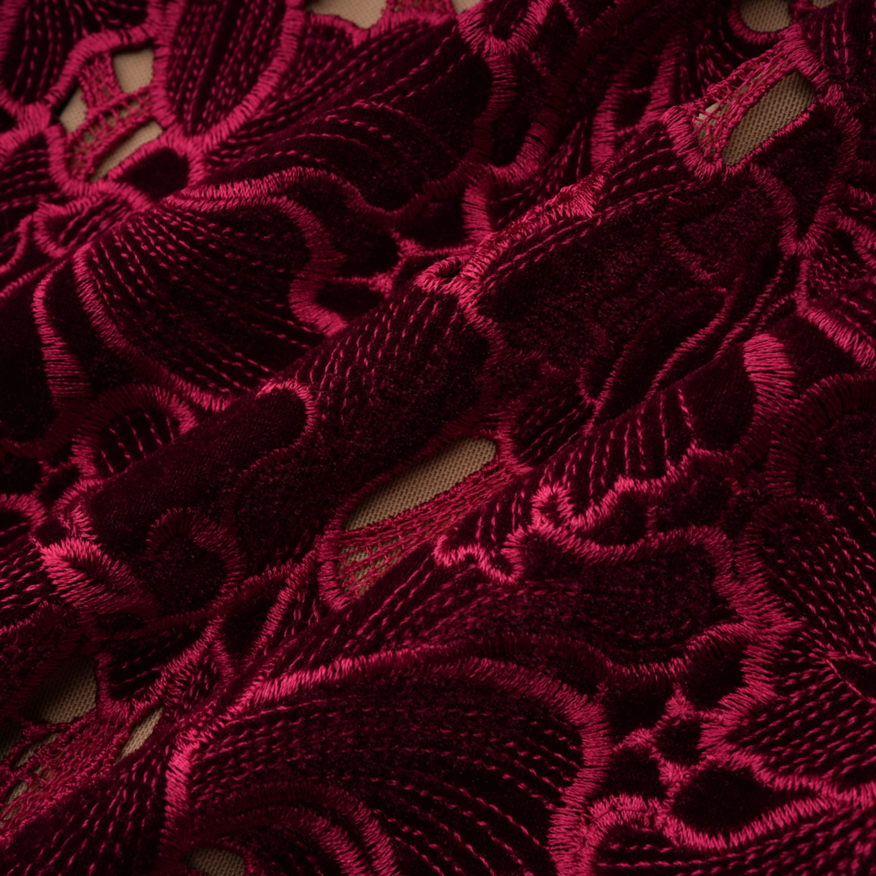 فستان ميدي مطرز بالزهور الحمراء من Hafdis