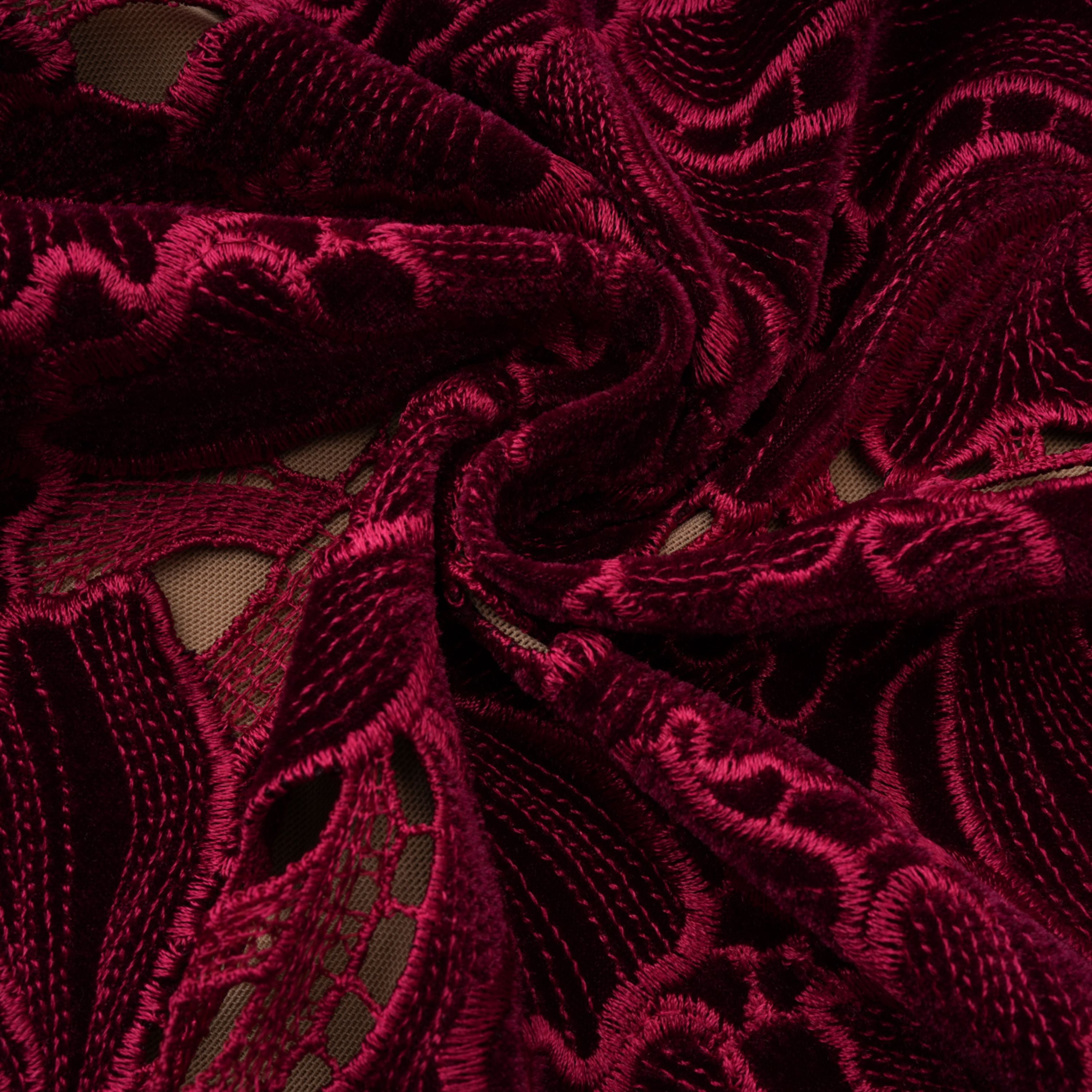 فستان ميدي مطرز بالزهور الحمراء من Hafdis