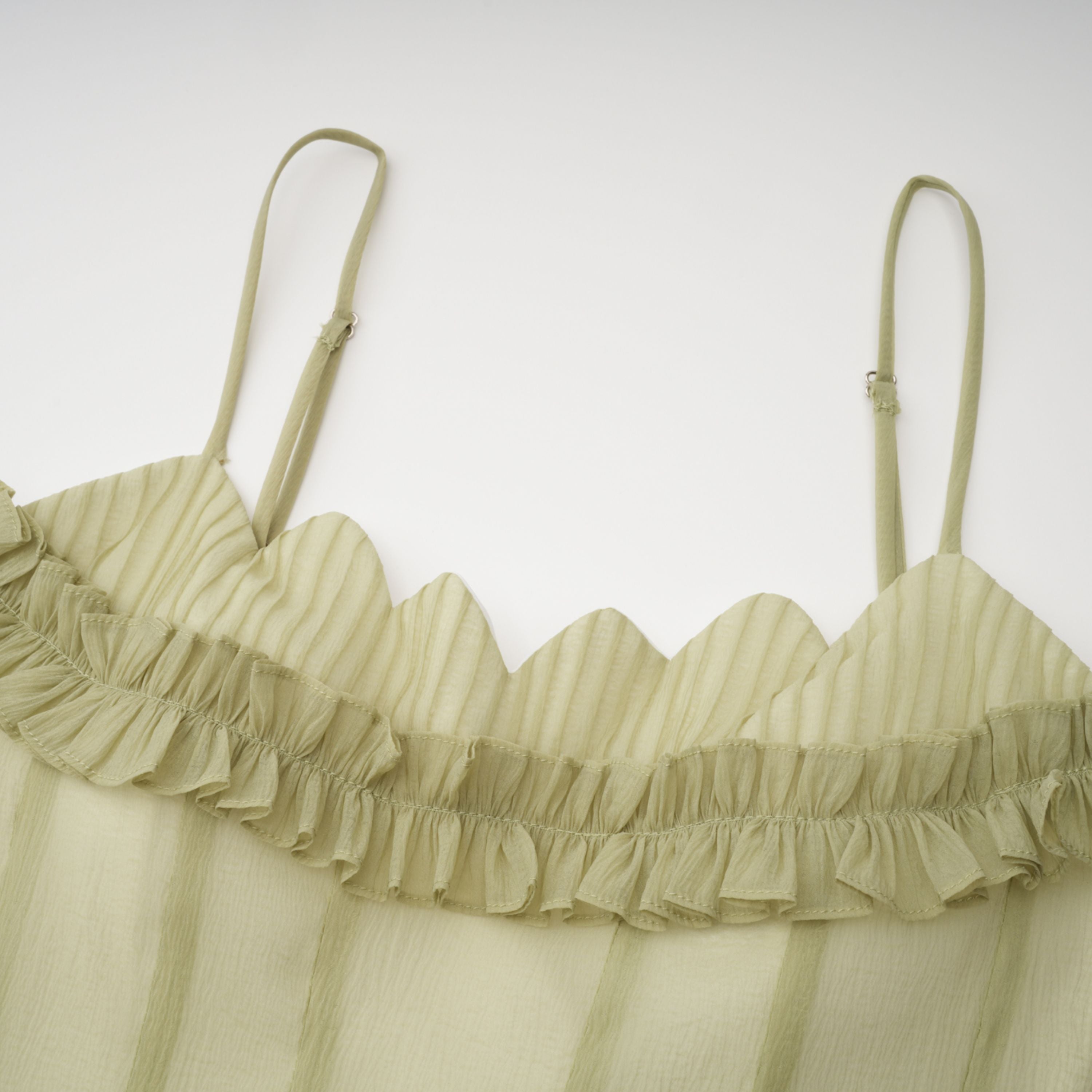 فستان طويل من التول المكشكش والمزركش باللون الأخضر