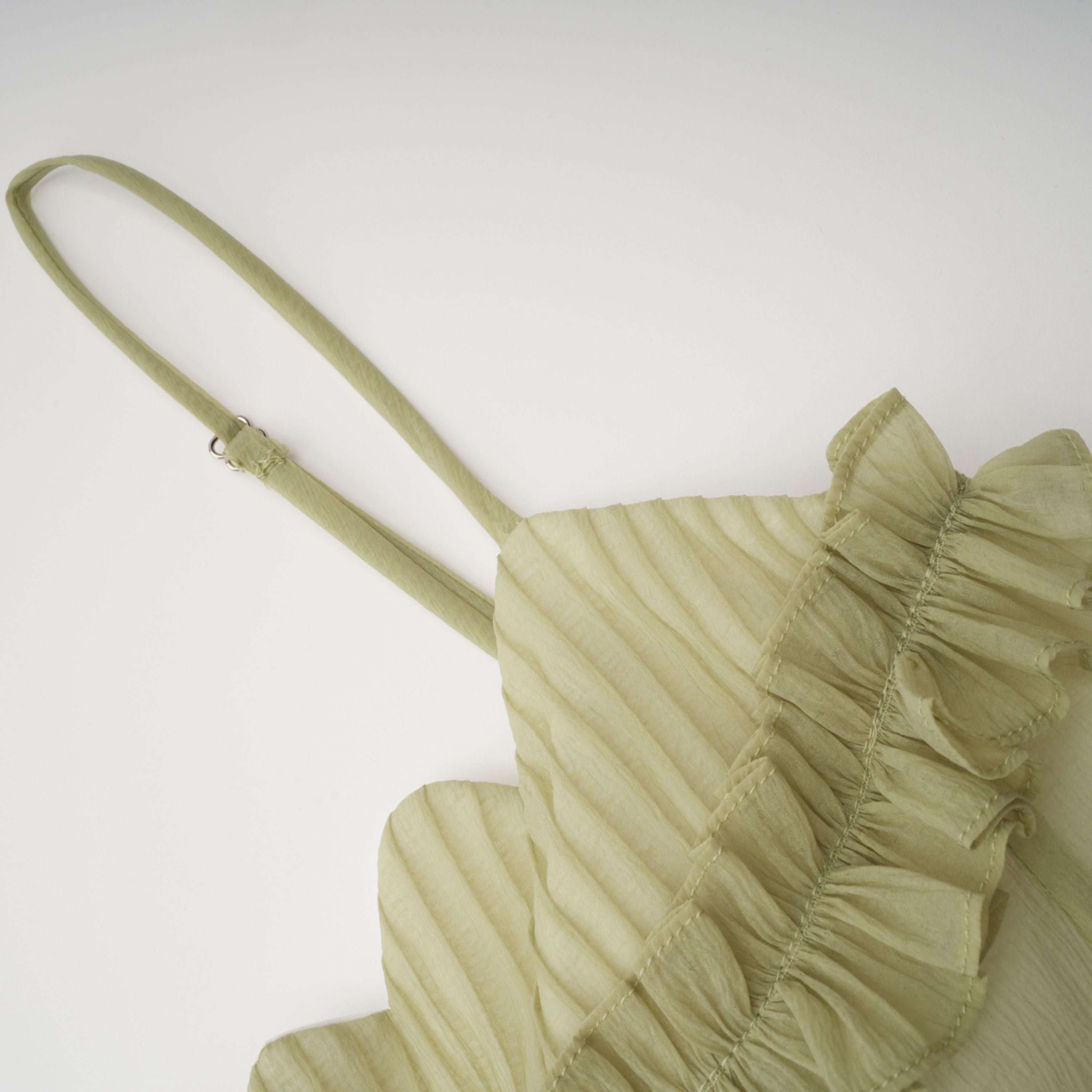 فستان طويل من التول المكشكش والمزركش باللون الأخضر