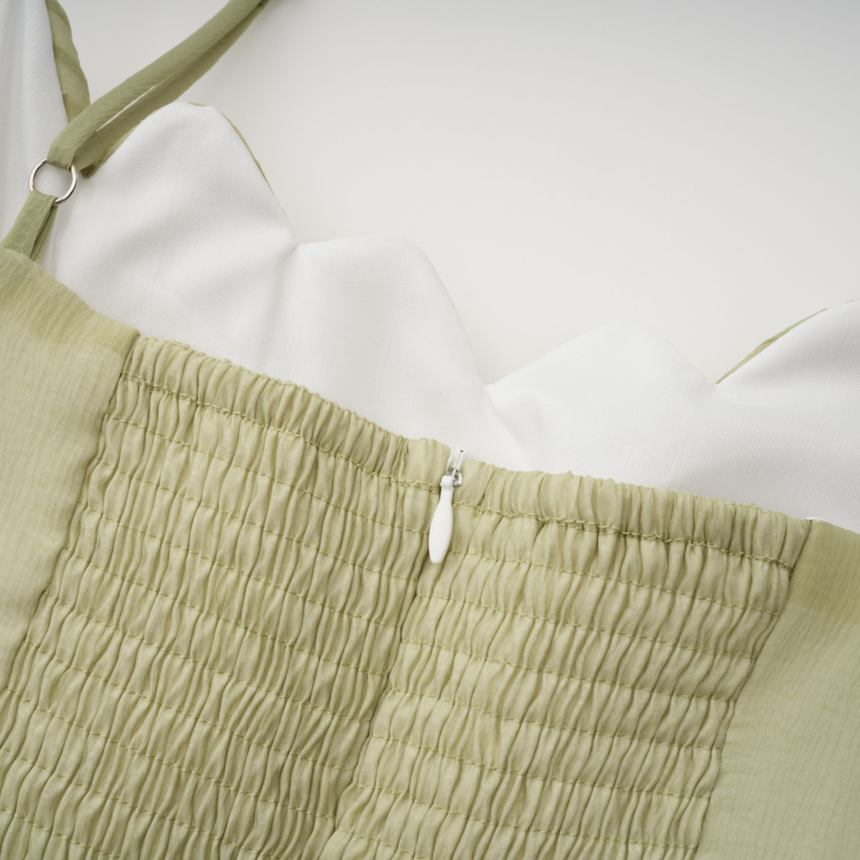 فستان طويل من التول المكشكش والمزركش باللون الأخضر