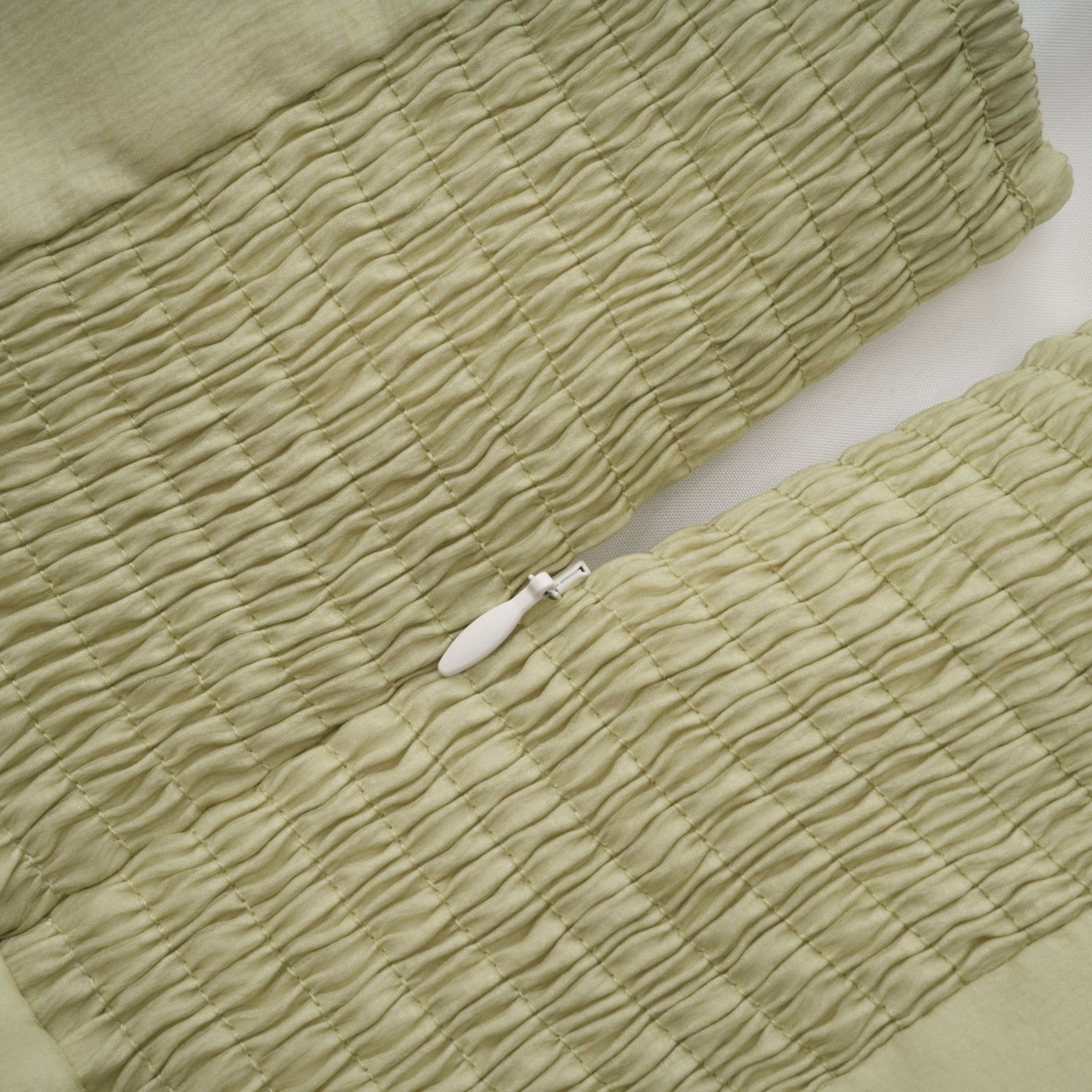 فستان طويل من التول المكشكش والمزركش باللون الأخضر