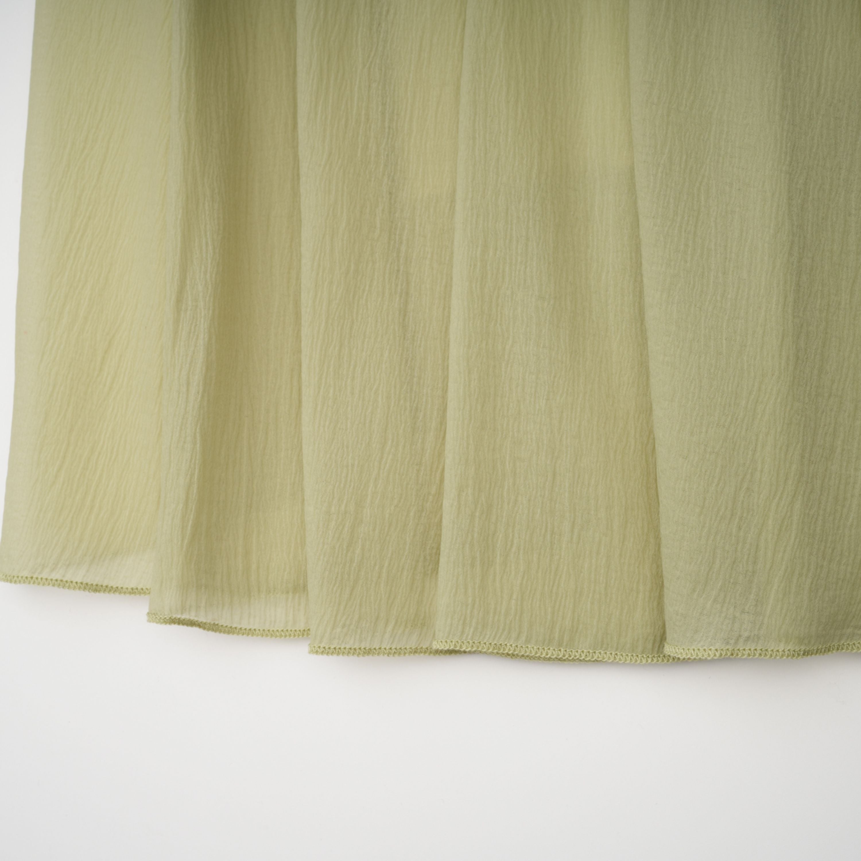 فستان طويل من التول المكشكش والمزركش باللون الأخضر