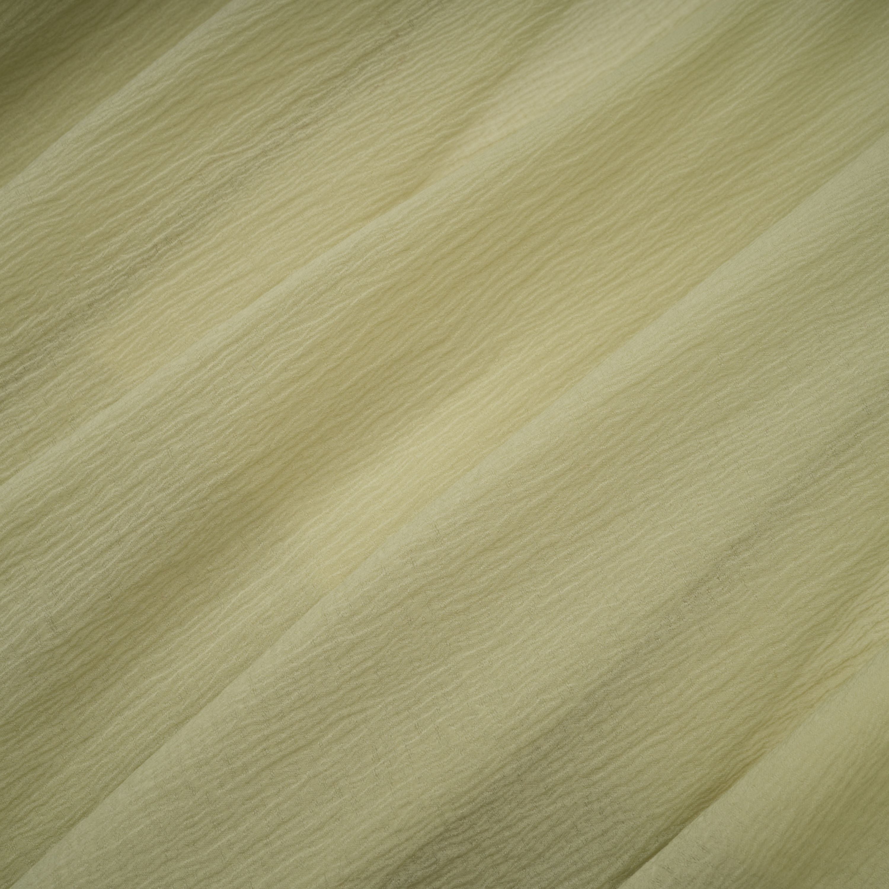 فستان طويل من التول المكشكش والمزركش باللون الأخضر